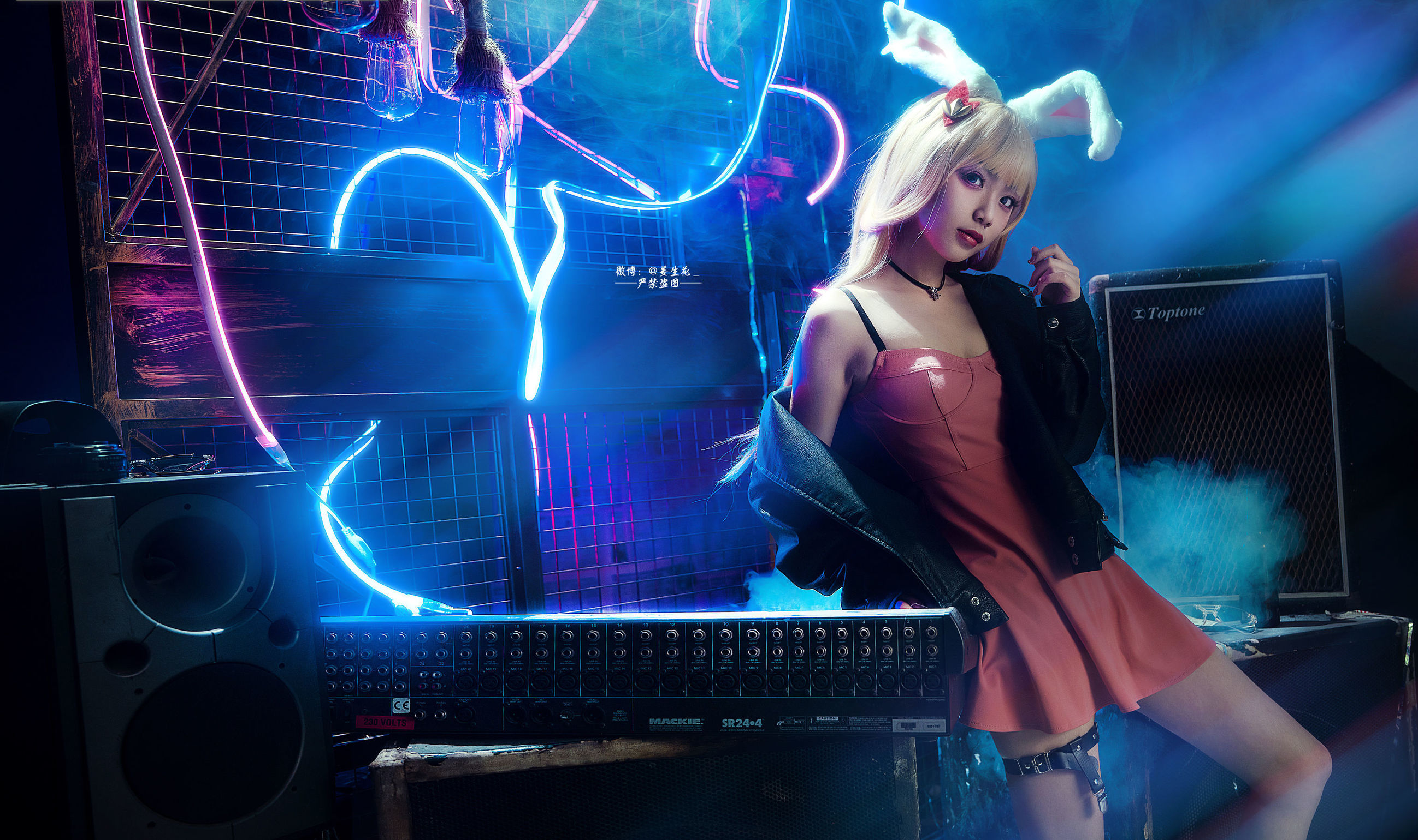 Popular cosplayer Qi Gu'er MIKI from Honor of Kings as Diao Chan and Gongsun Li.