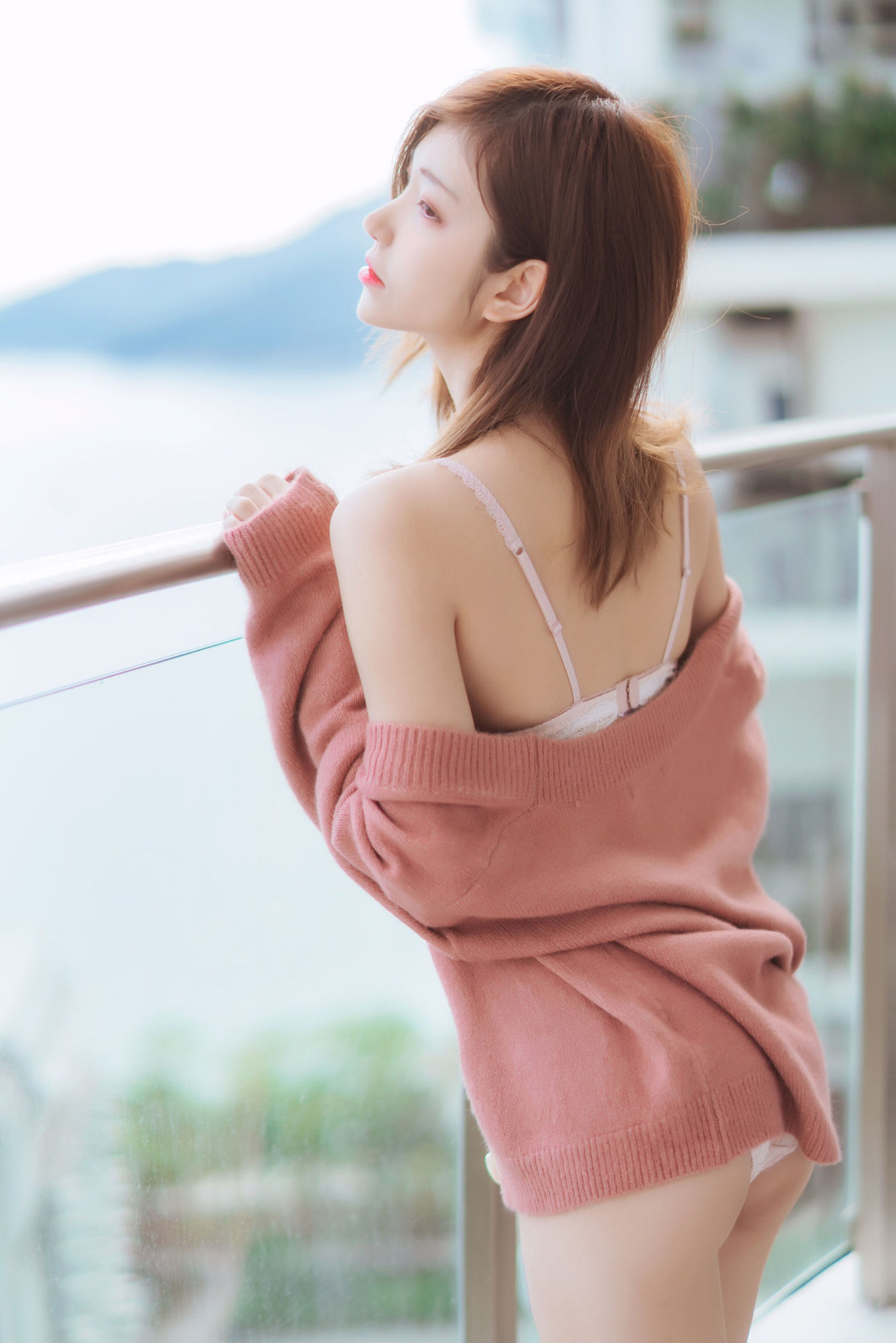 Blogger anime Nam Đào Momoko áo lót màu hồng