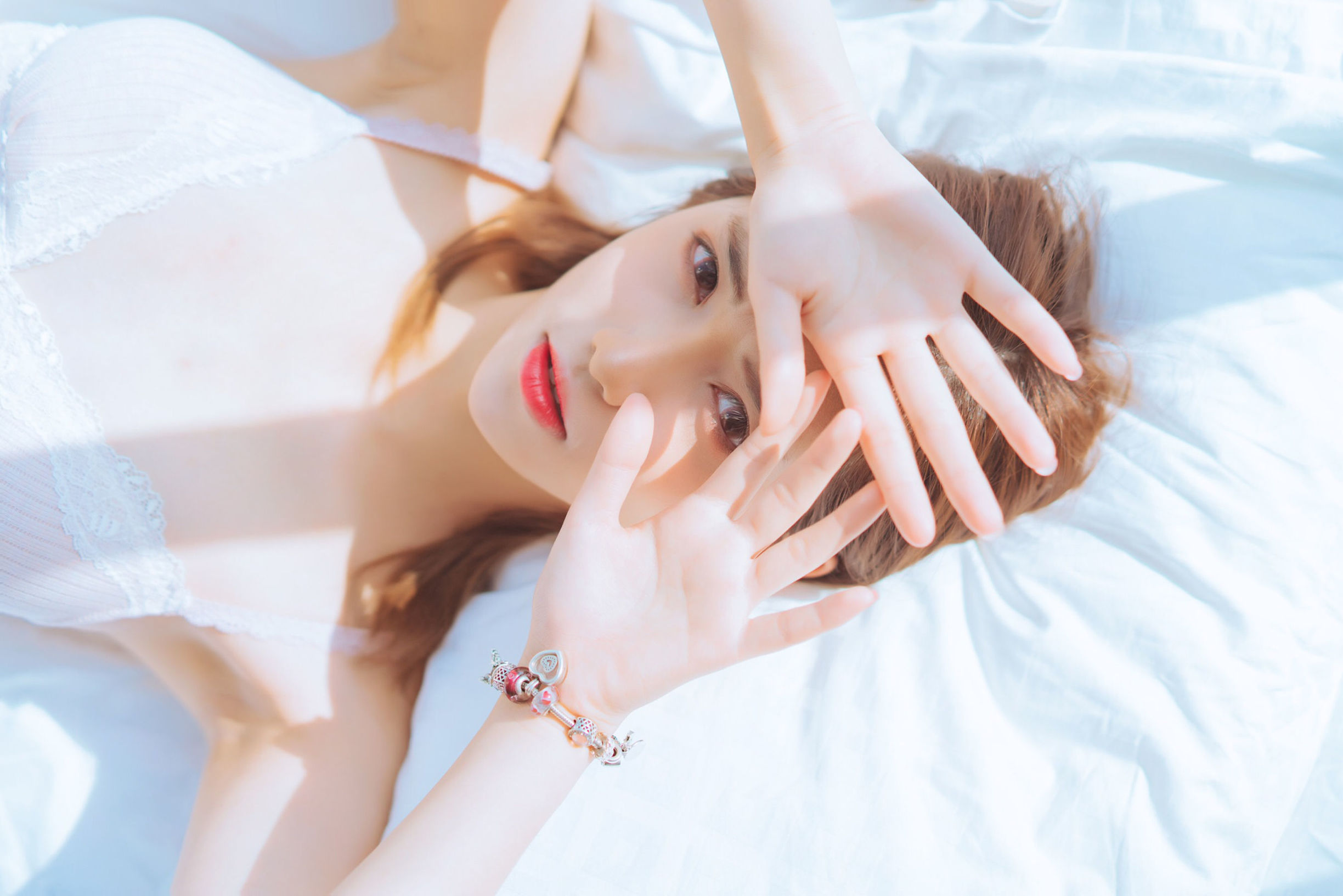 Blogger anime Nam Đào Momoko áo lót màu hồng