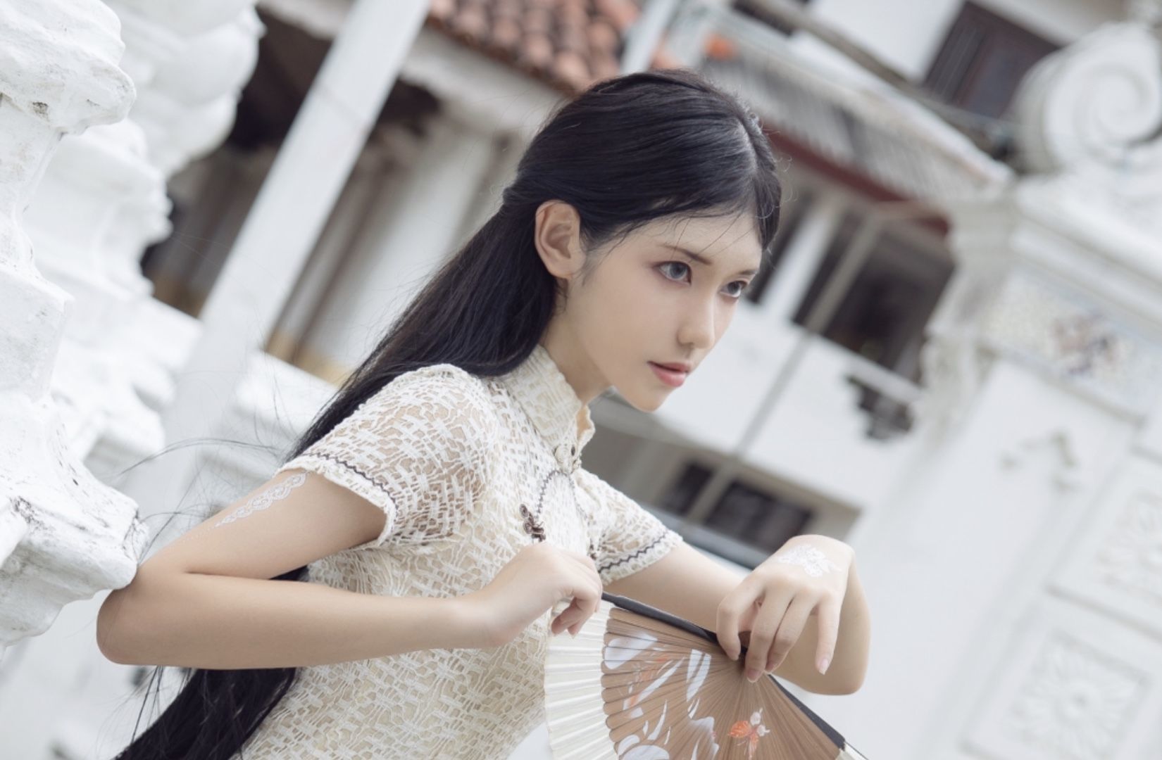 アニメブロガーのナンタオ・モモコの白い旗袍の街頭撮影