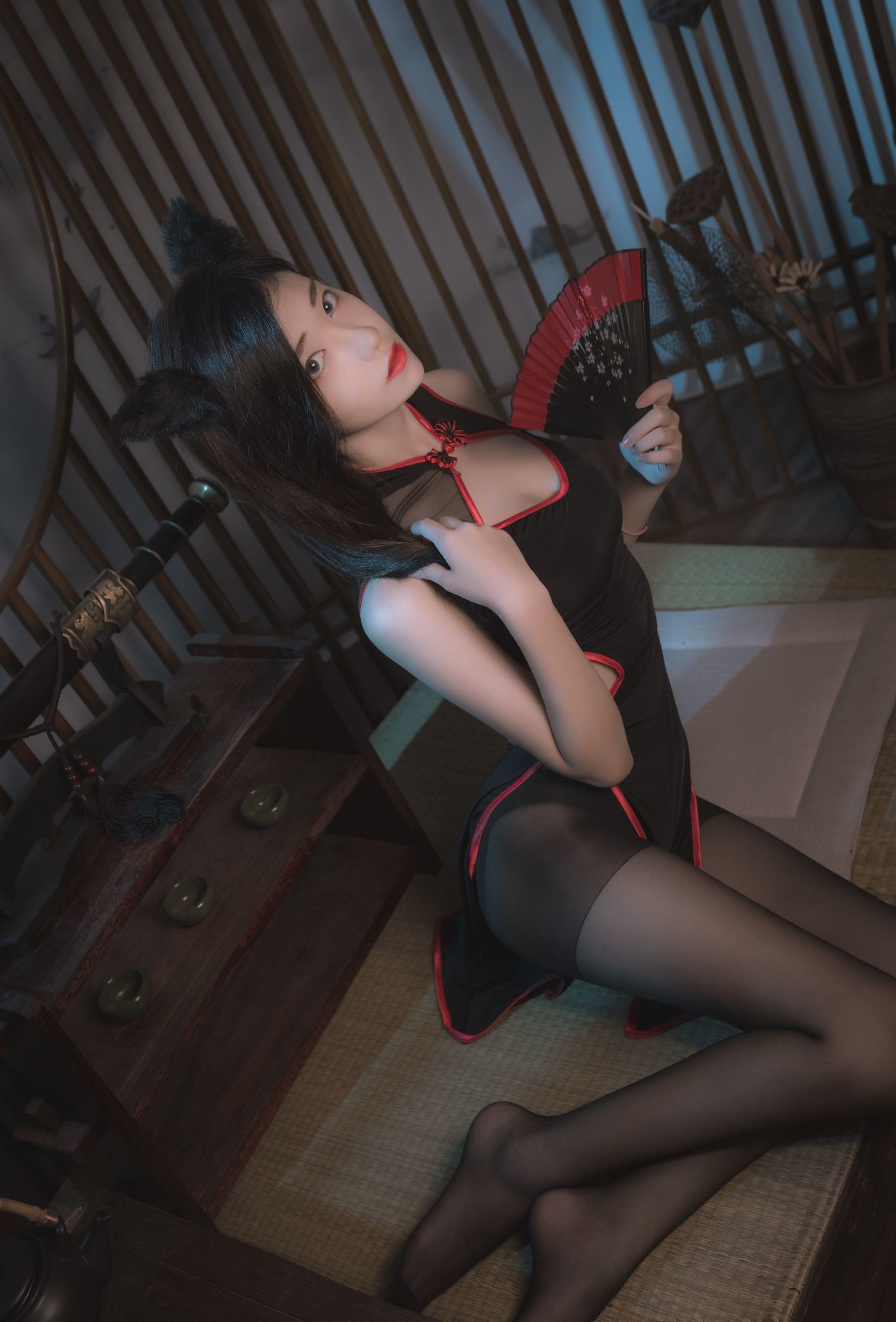 Anime blogger Nan Tao Momoko black qipao