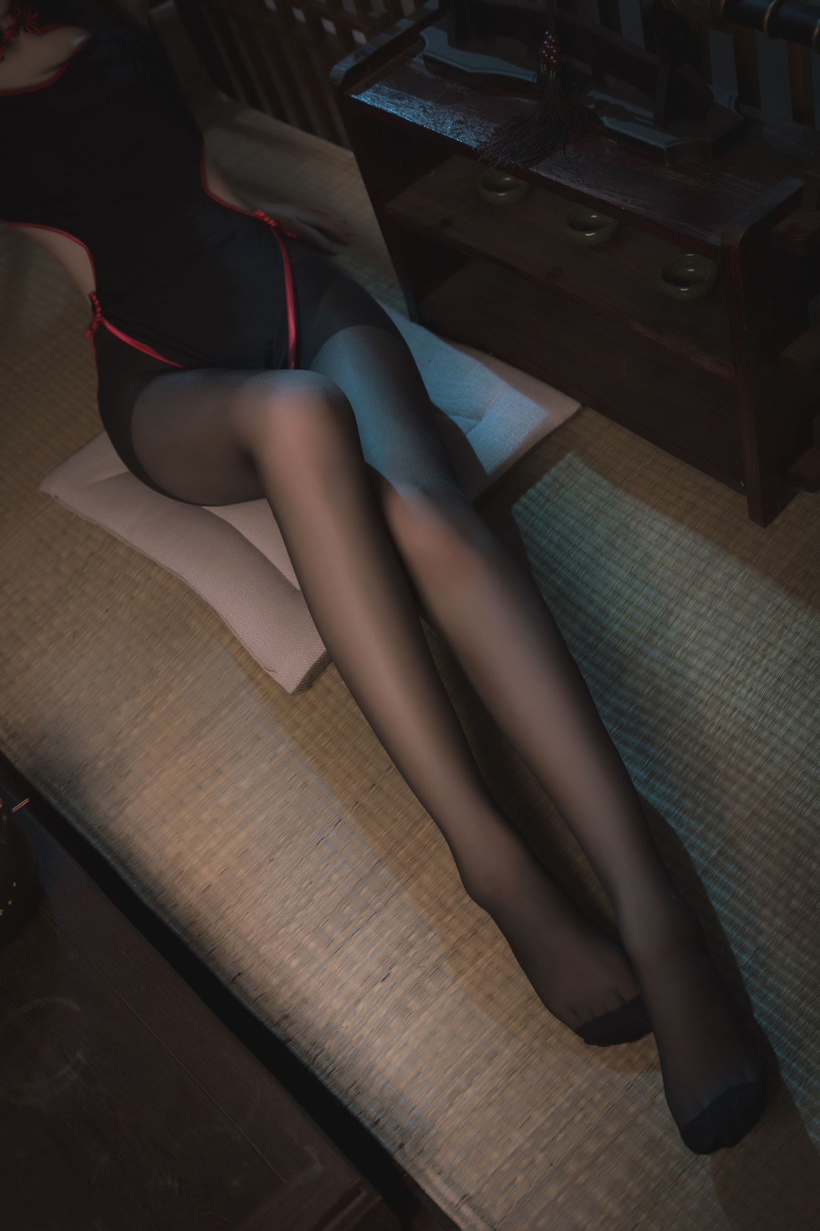 Anime blogger Nan Tao Momoko black qipao