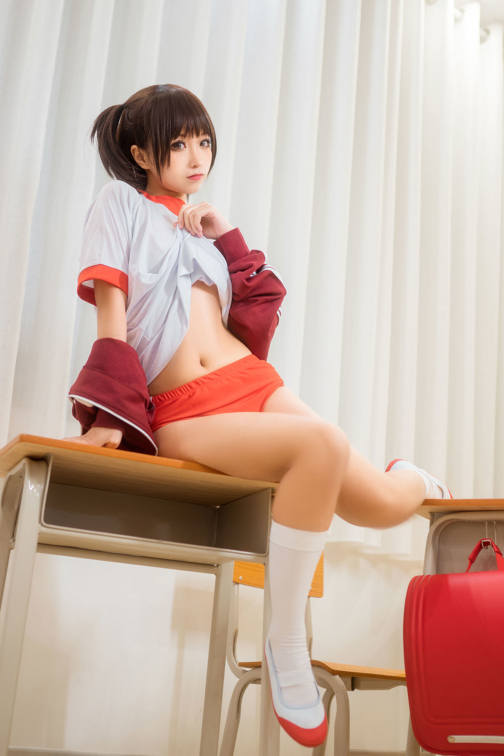Blogger anime Chun Mo Mo trang phục thể dục đỏ