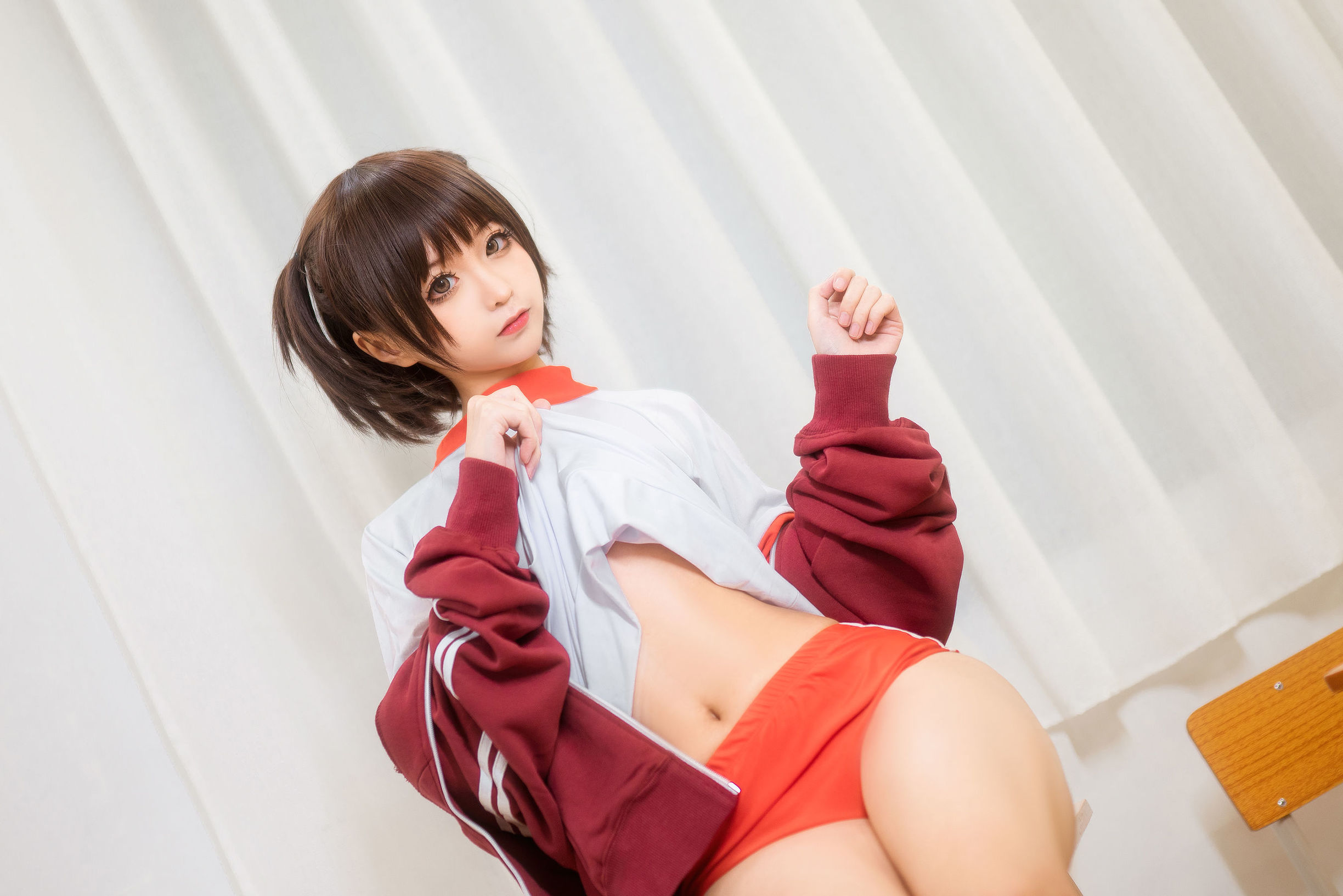Blogger anime Chun Mo Mo trang phục thể dục đỏ