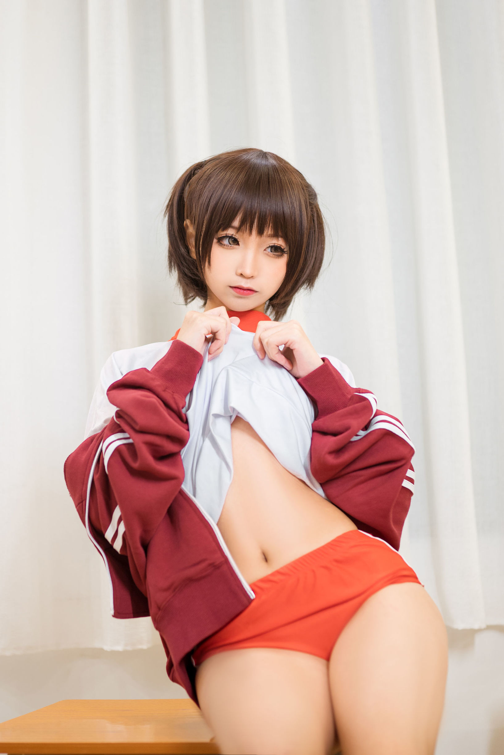 Blogger anime Chun Mo Mo trang phục thể dục đỏ