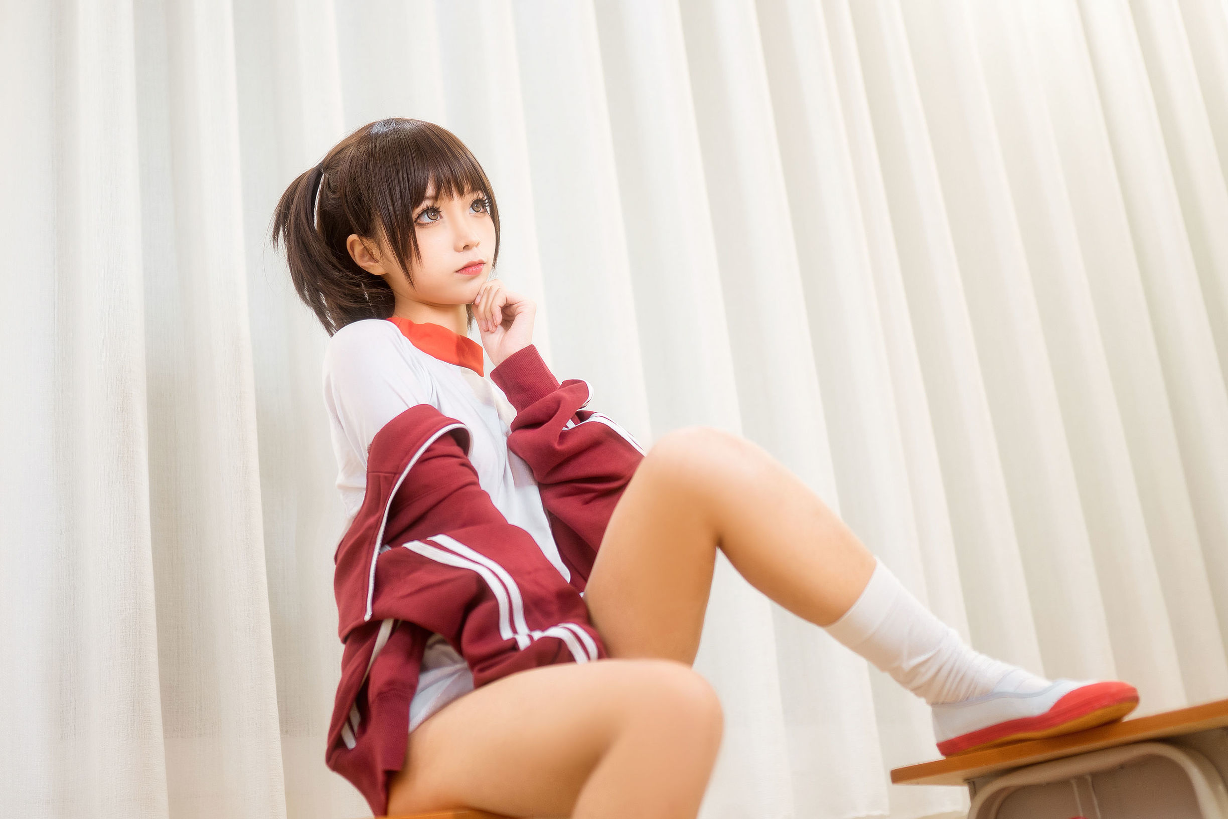 Blogger anime Chun Mo Mo trang phục thể dục đỏ