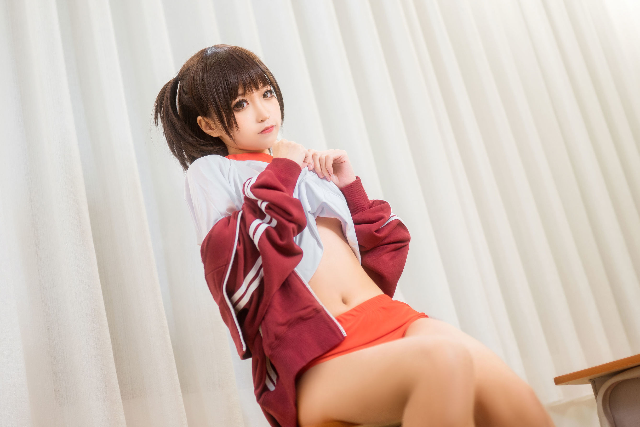 Blogger anime Chun Mo Mo trang phục thể dục đỏ