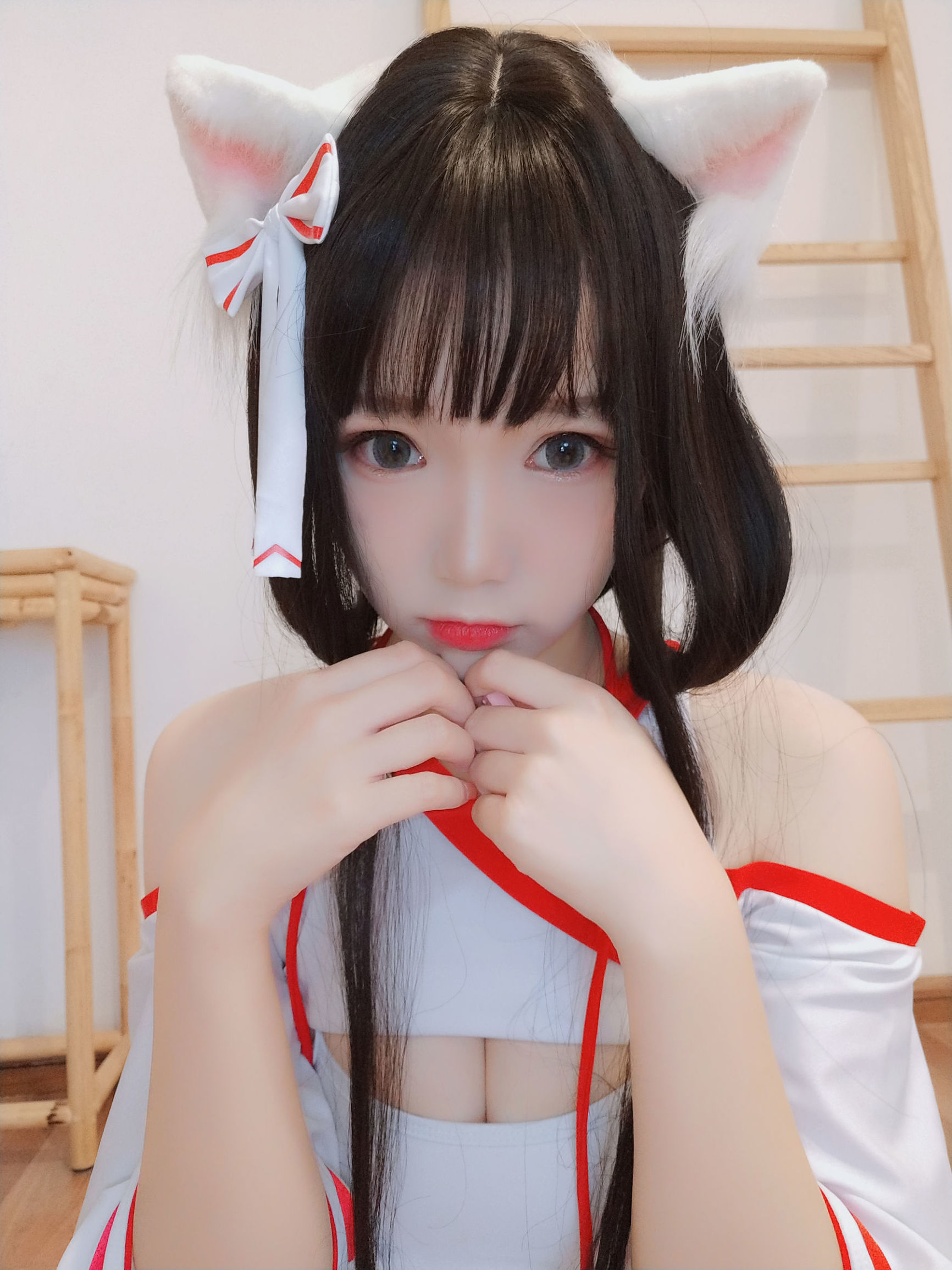 Blogger anime Tuyết Thanh Astra, mèo của đền thờ