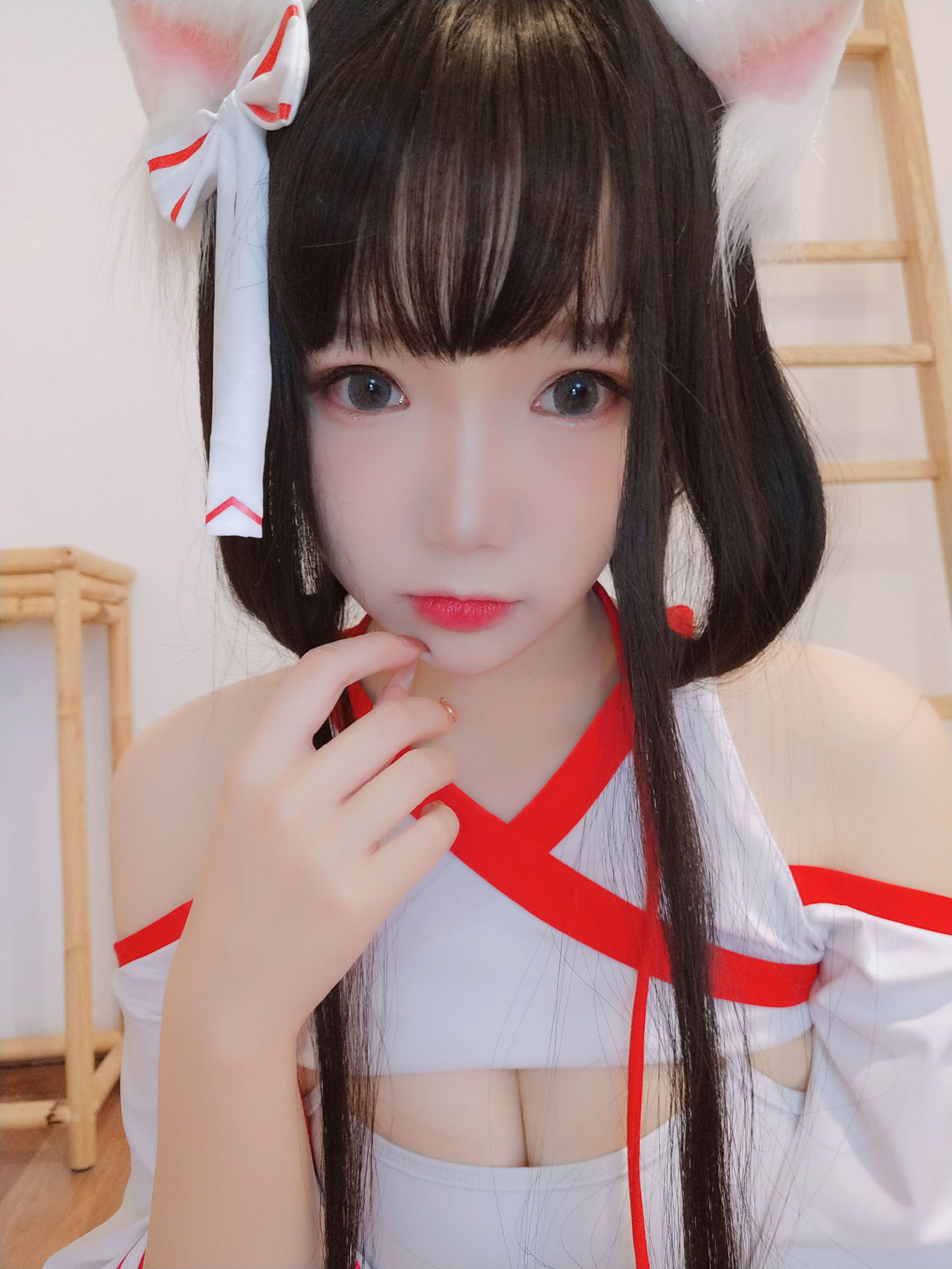 Blogger anime Tuyết Thanh Astra, mèo của đền thờ