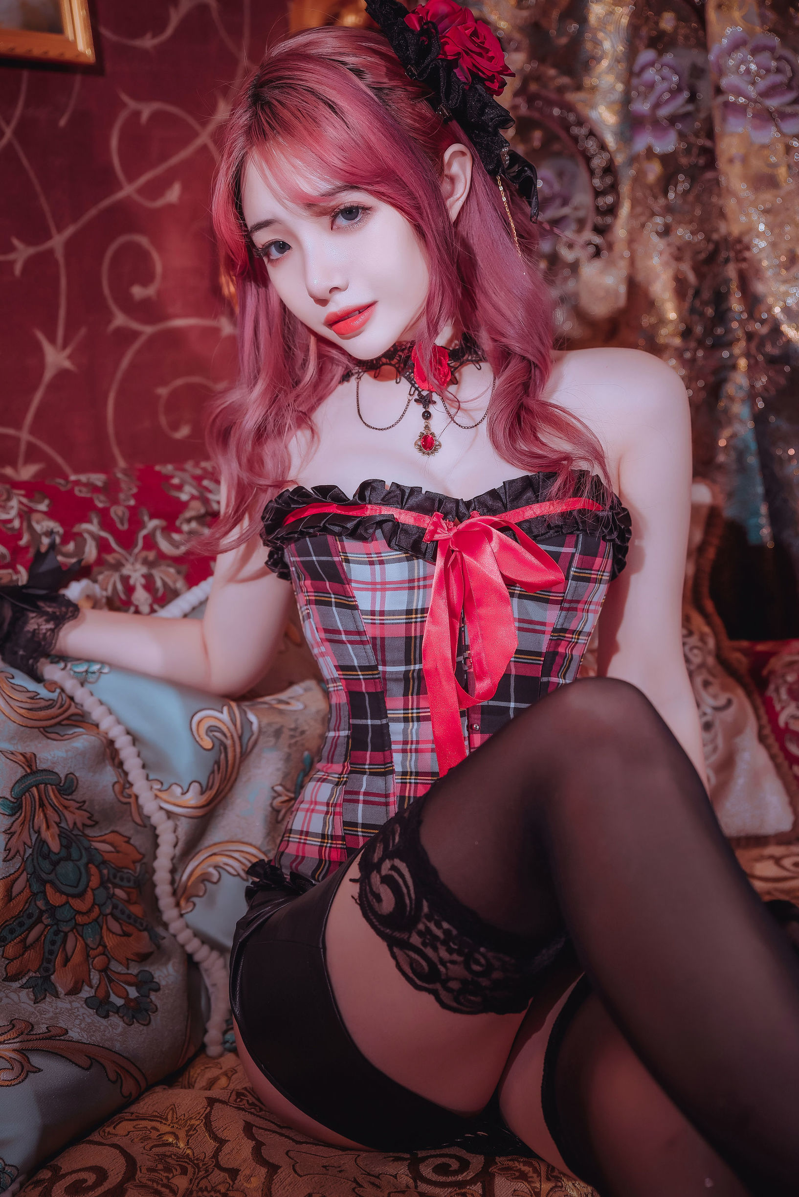 動漫博主雯妹 紅黑格子