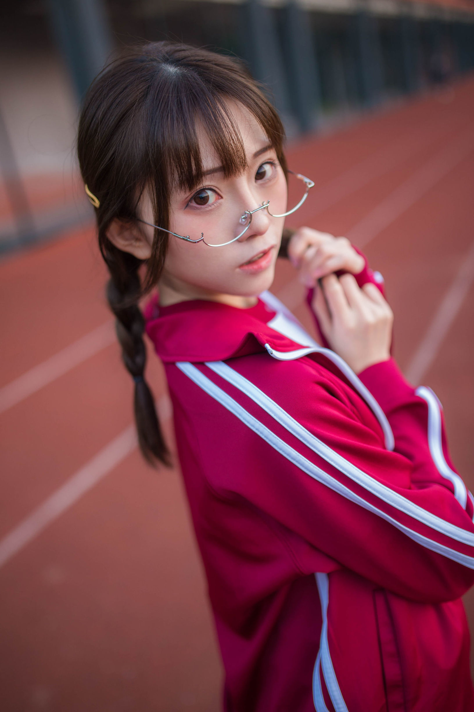 Anime blogger Kitaro_绮太郎 Red tracksuit girl
