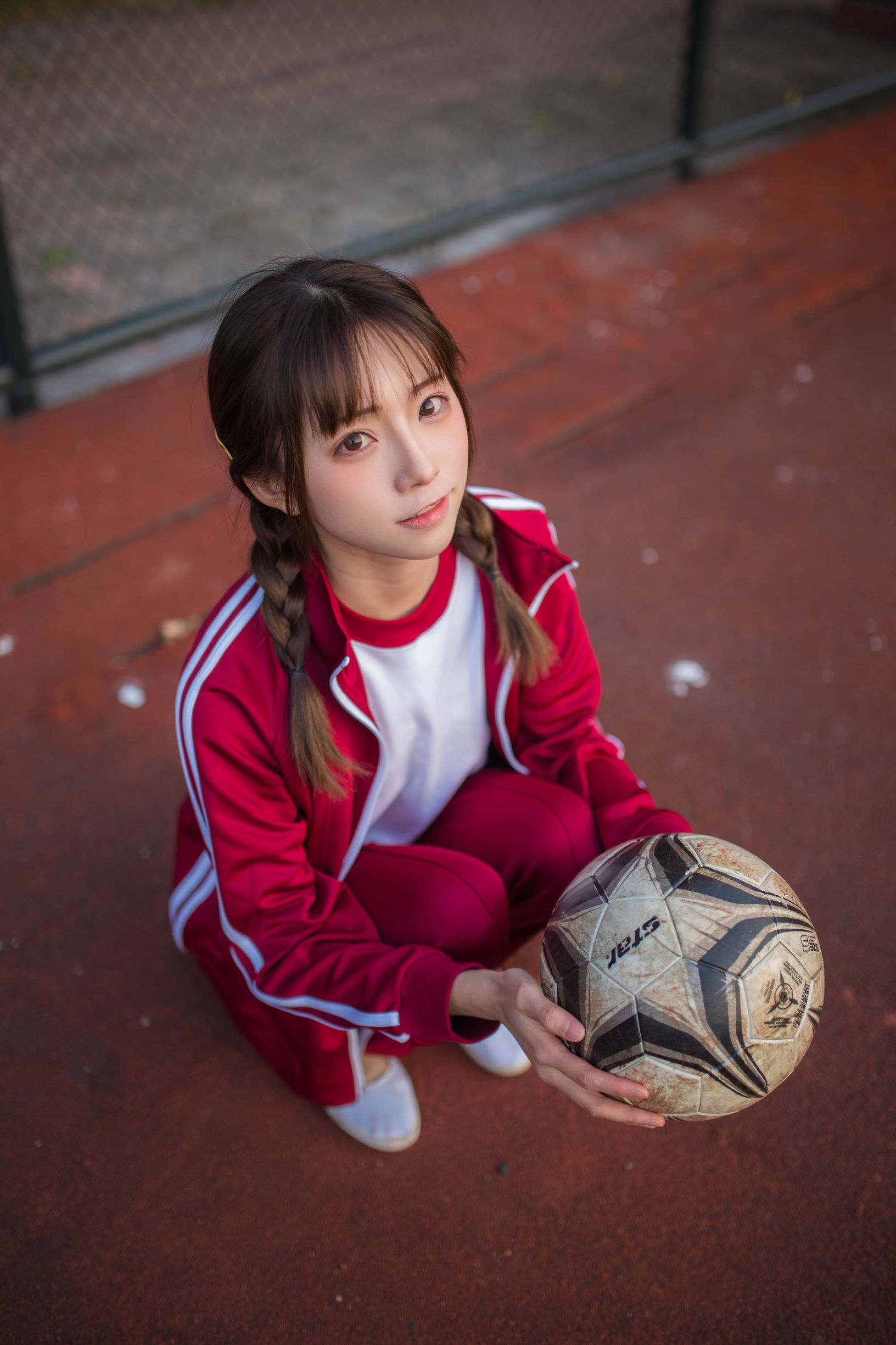 Anime blogger Kitaro_绮太郎 Red tracksuit girl