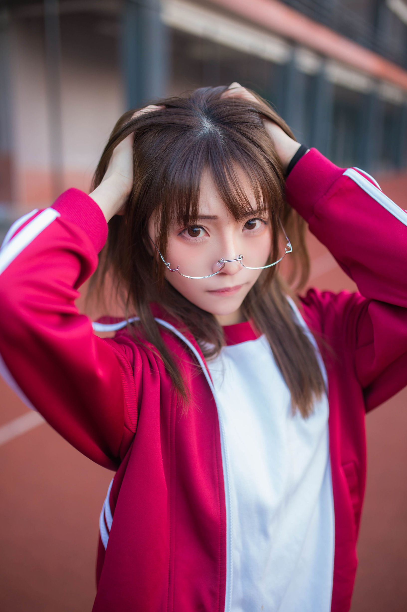 Anime blogger Kitaro_绮太郎 Red tracksuit girl