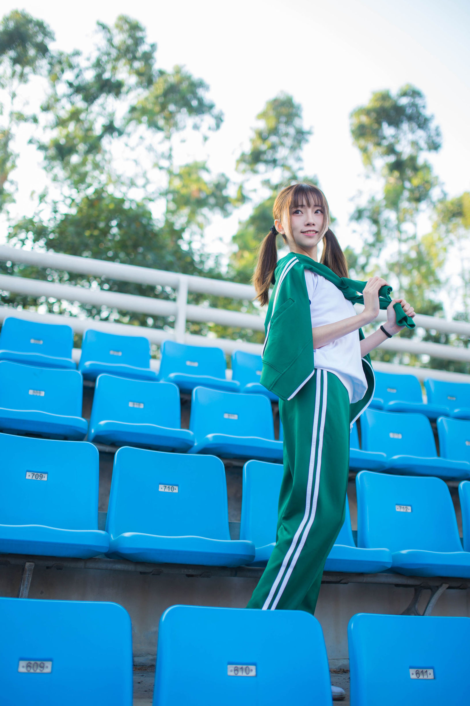 Anime Blogger Kitaro_绮太郎 Green Sportswear Girl