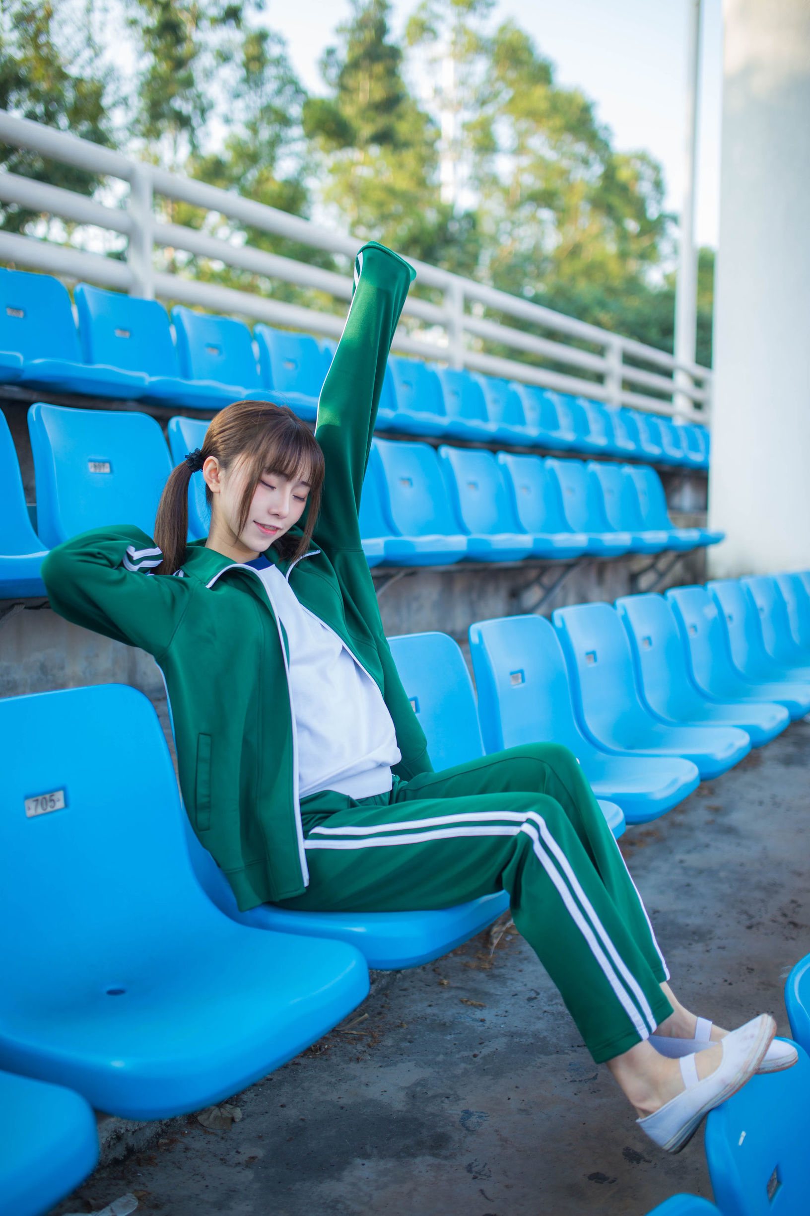 Anime Blogger Kitaro_绮太郎 Green Sportswear Girl