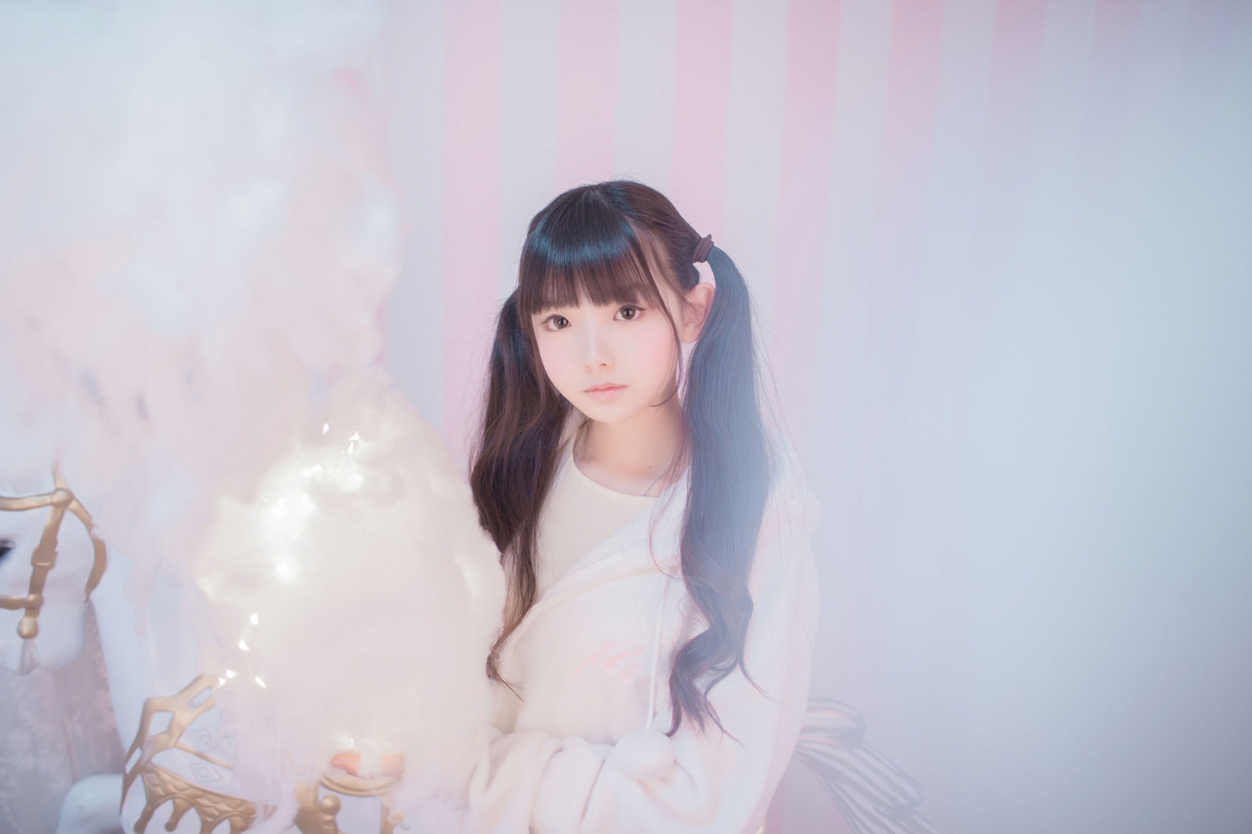 น่ารักน้องสาวอิงคุน ภายใต้ฝาครอบแก้วของม้าหมุน