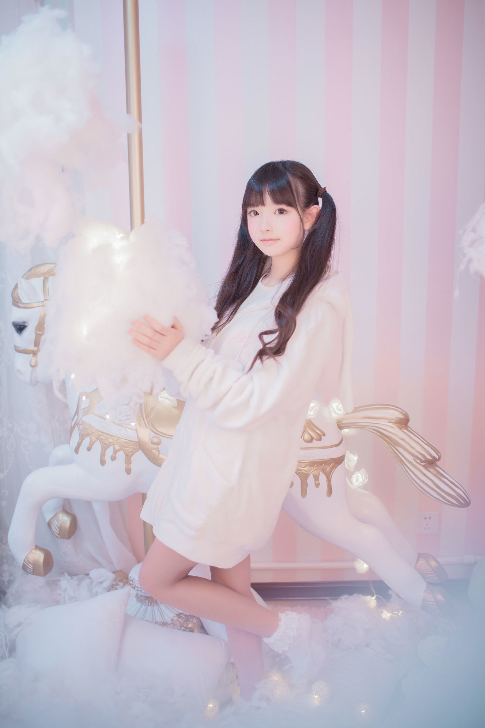 น่ารักน้องสาวอิงคุน ภายใต้ฝาครอบแก้วของม้าหมุน