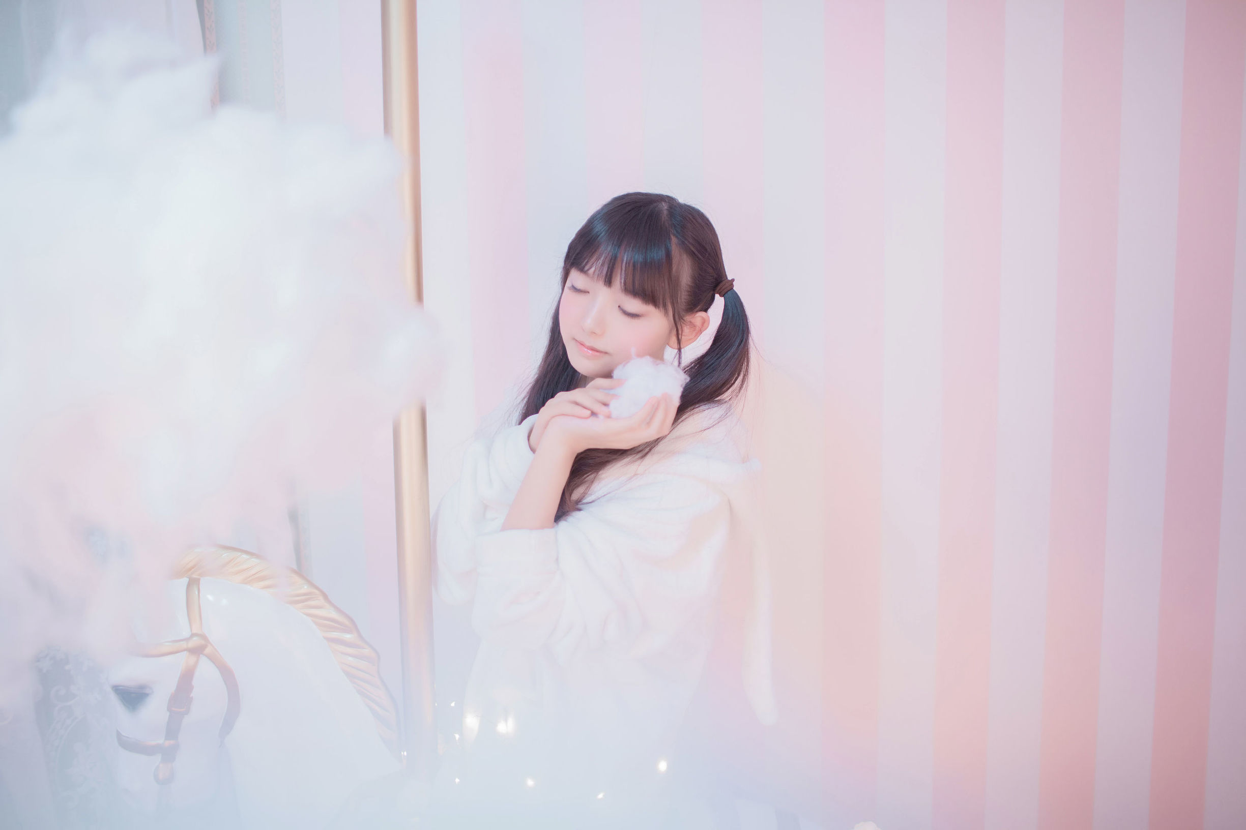 น่ารักน้องสาวอิงคุน ภายใต้ฝาครอบแก้วของม้าหมุน