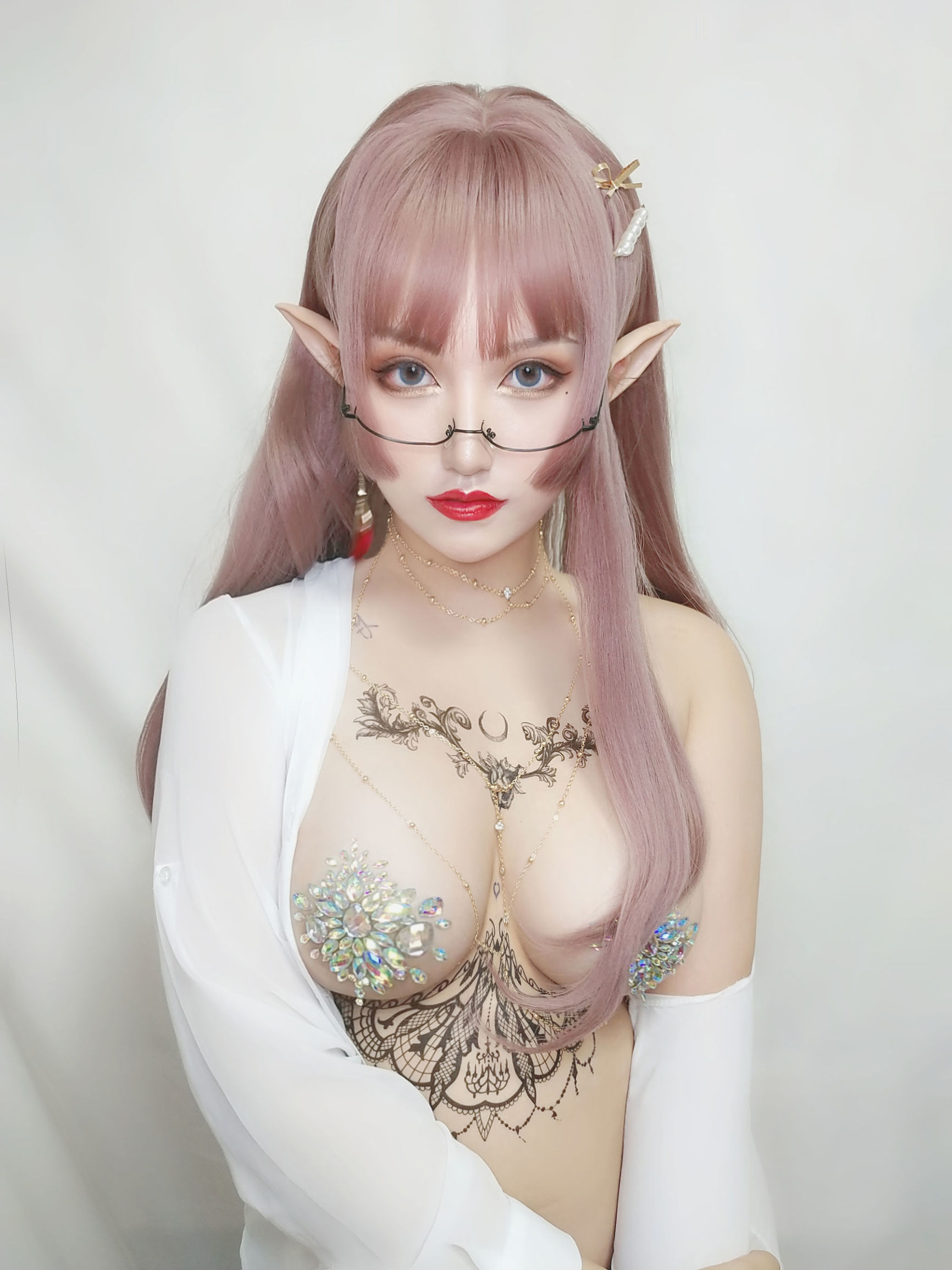 Xia Gege doesn't want to get out of bed. Tattoo rhinestone.