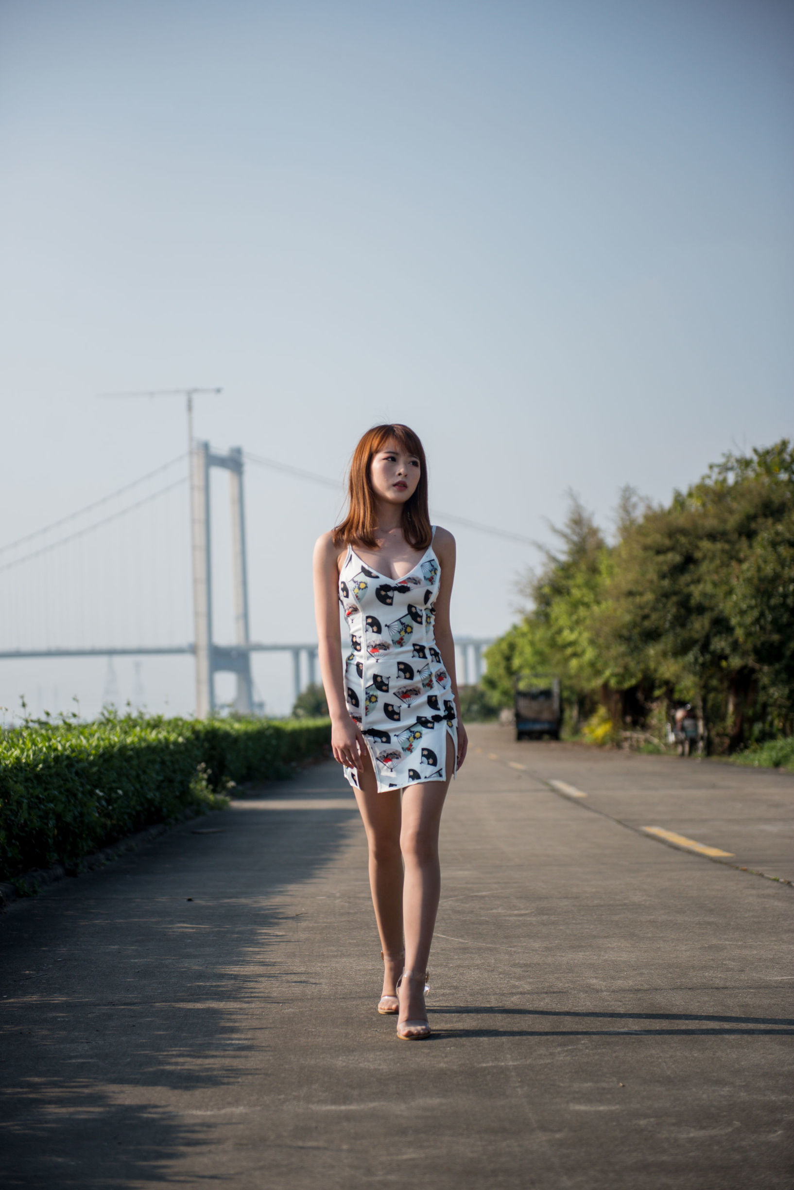 시미즈 유노의 바람 거리 촬영: 타이트 스커트와 스타킹