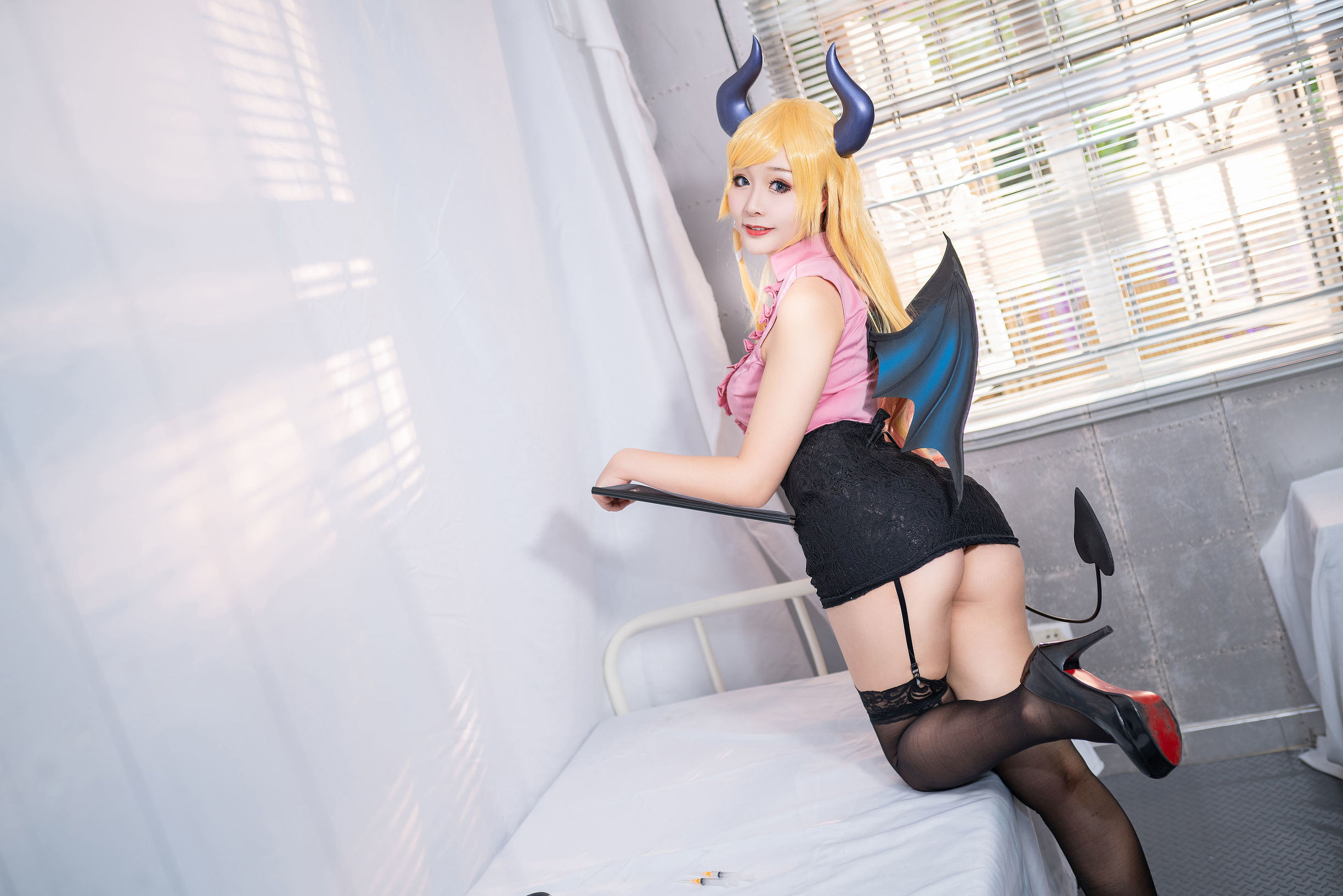 セクシーなコスプレイヤー サンドウドウ ミード コウカ先生