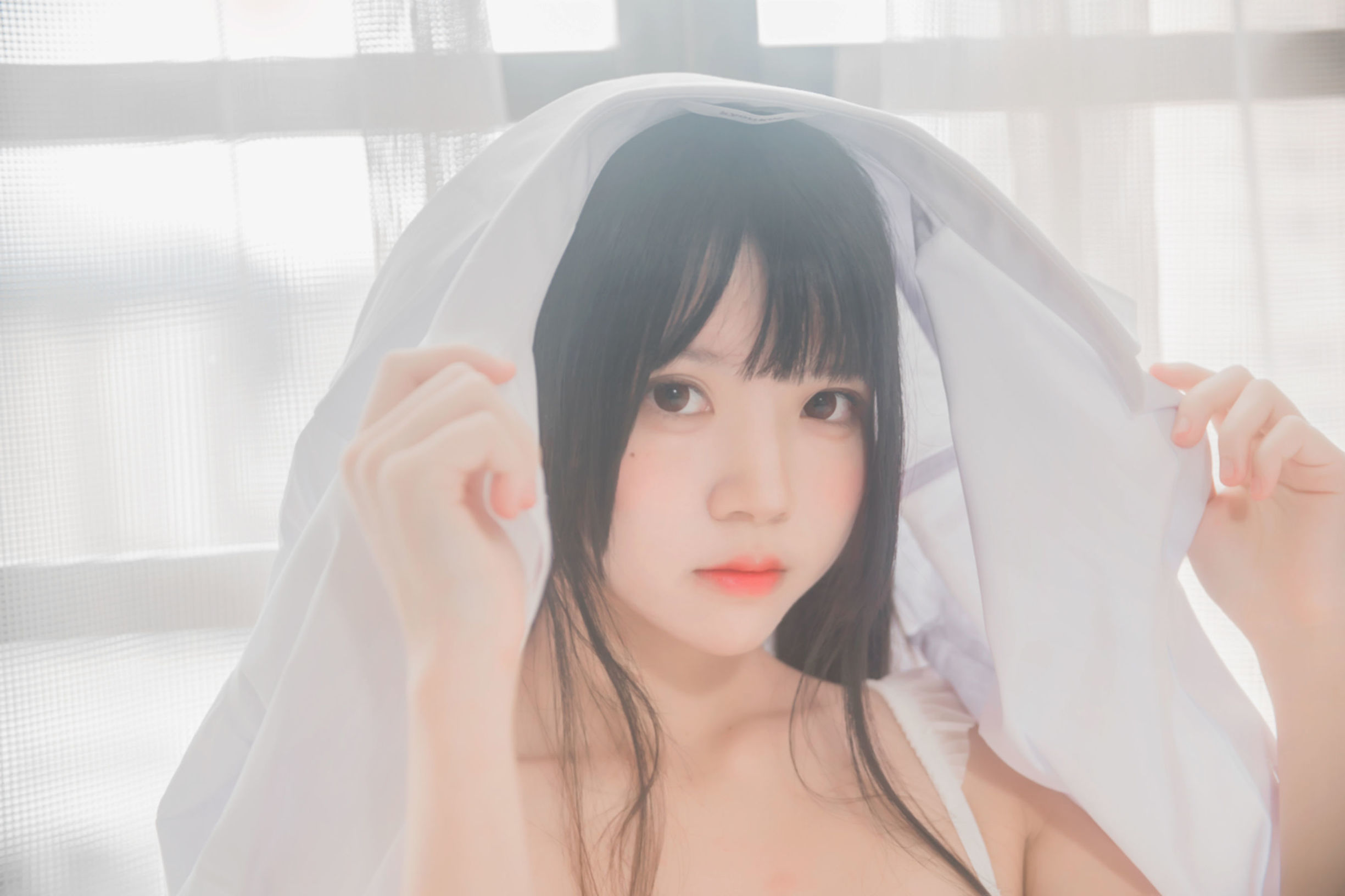 桜桃喵 《白いシャツのツインテール》