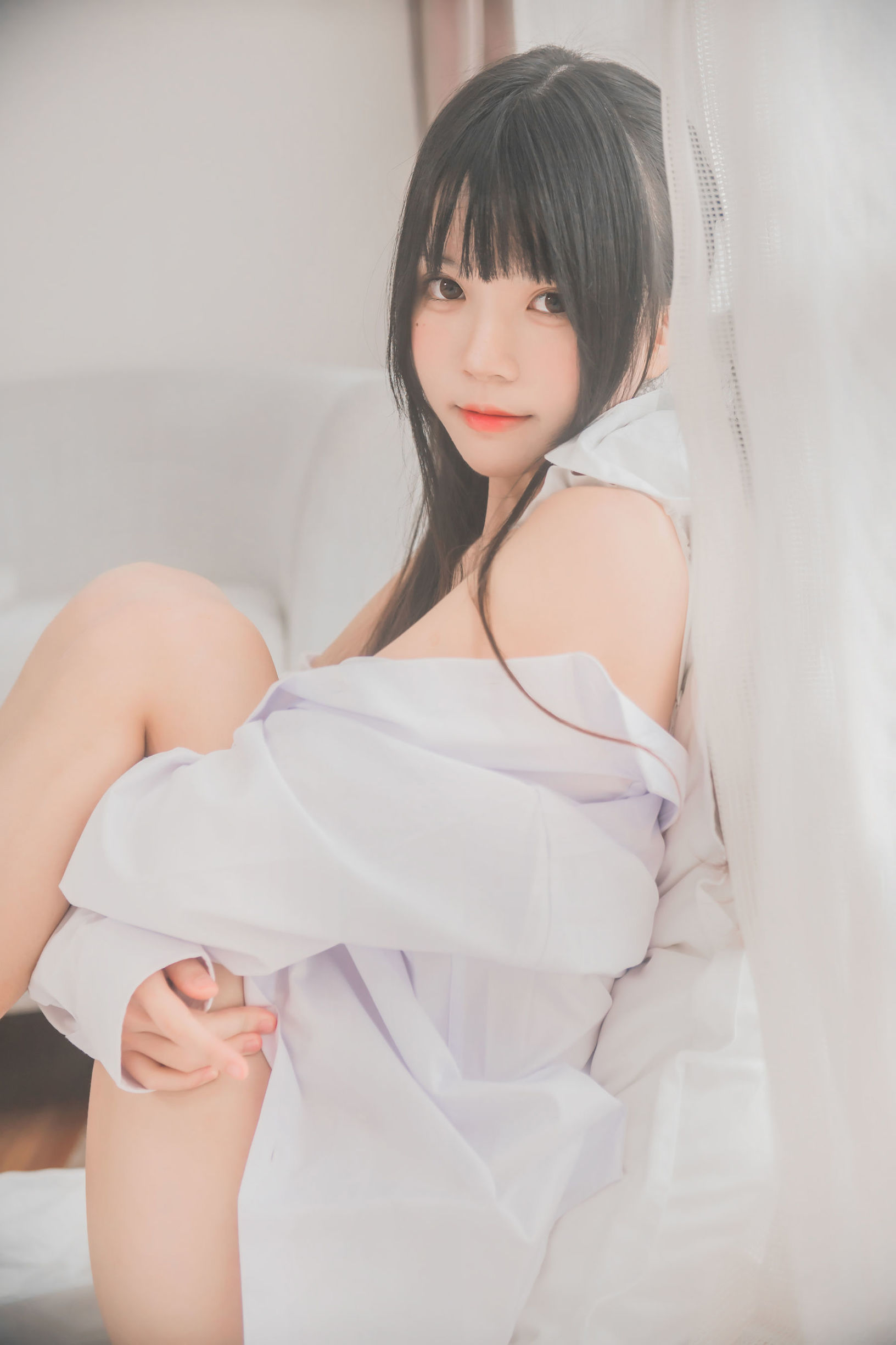 Sakutao Meo 《Áo sơ mi trắng đôi mã vĩ》