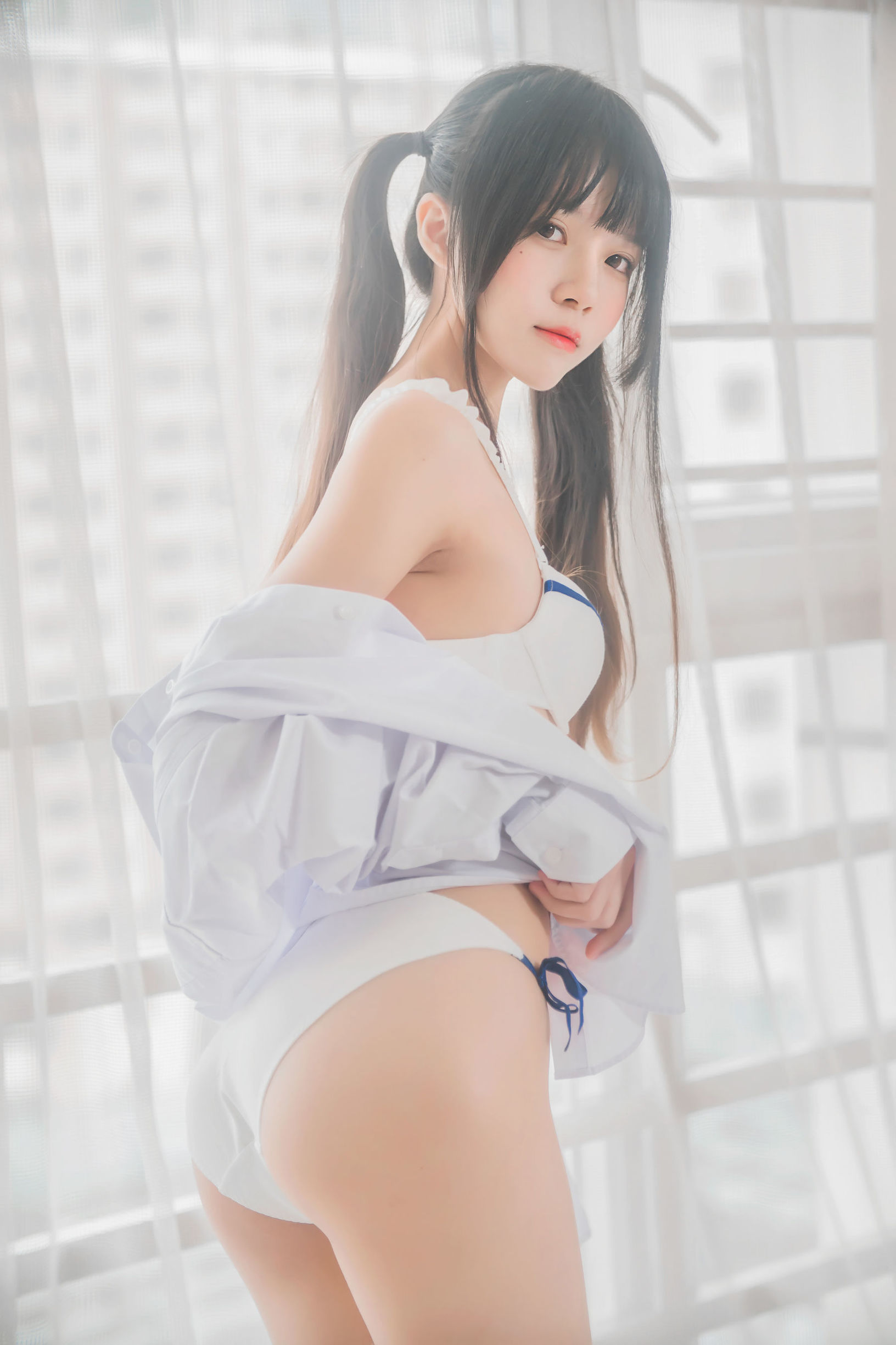 櫻桃喵 《白襯衫雙馬尾》