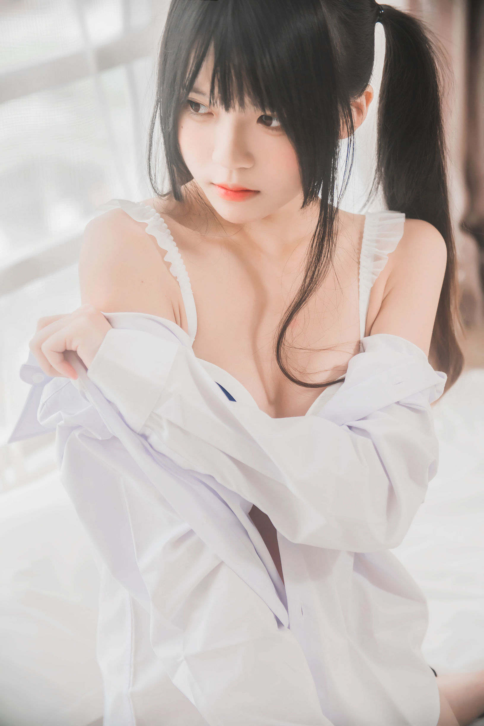 Sakutao Meo 《Áo sơ mi trắng đôi mã vĩ》