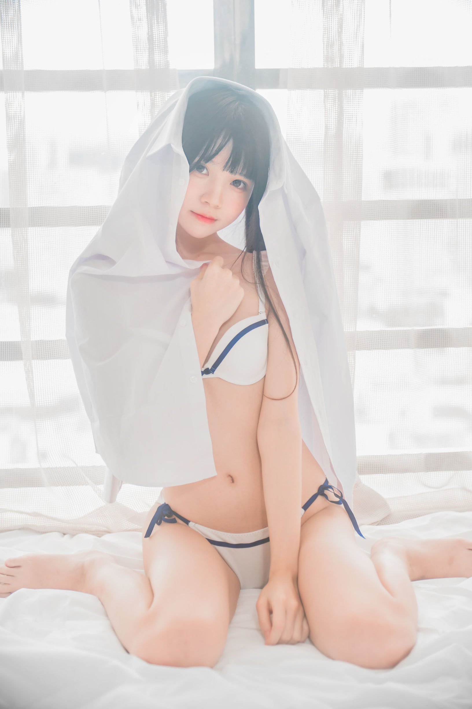 桜桃喵 《白いシャツのツインテール》