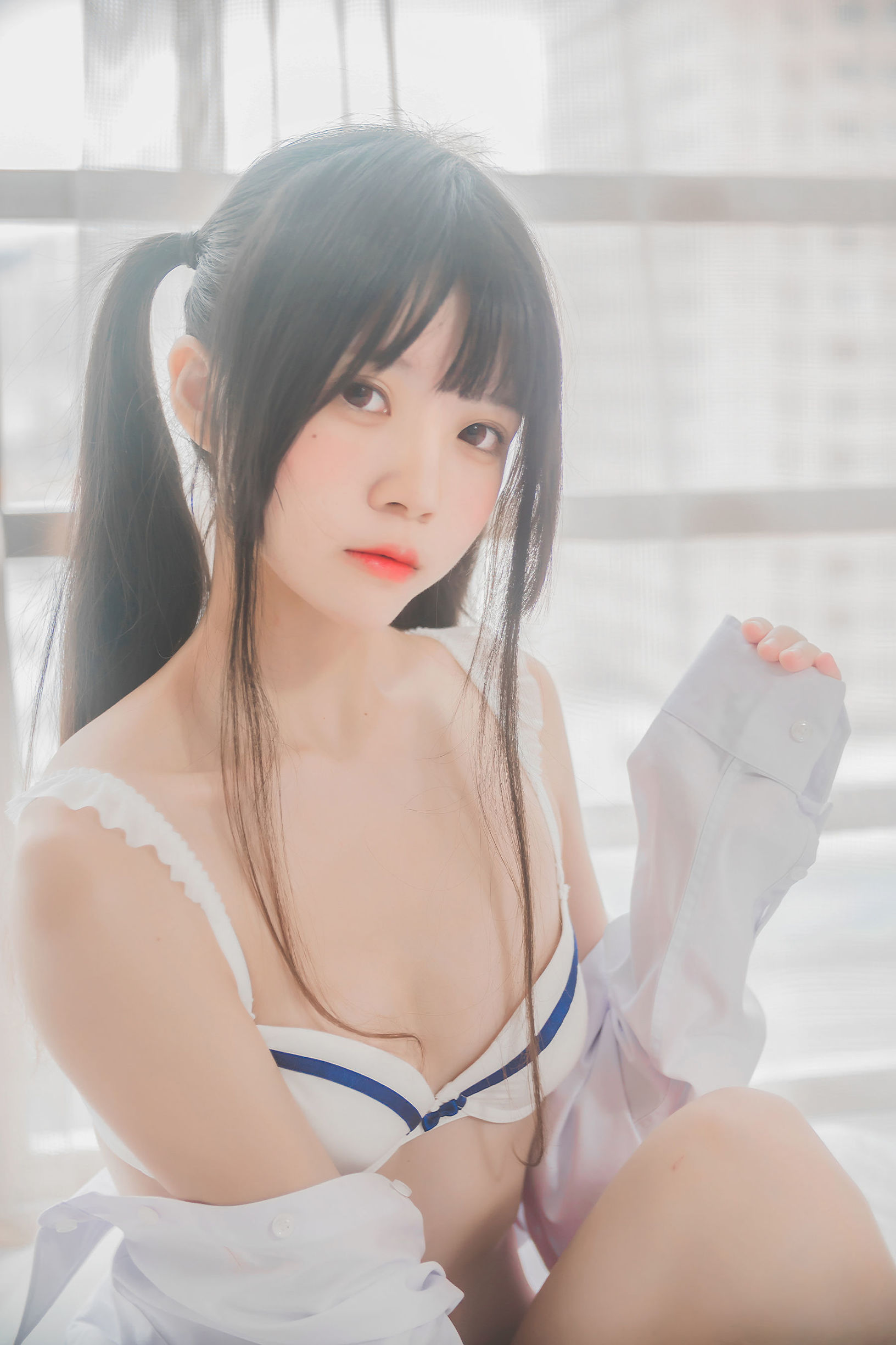 櫻桃喵 《白襯衫雙馬尾》