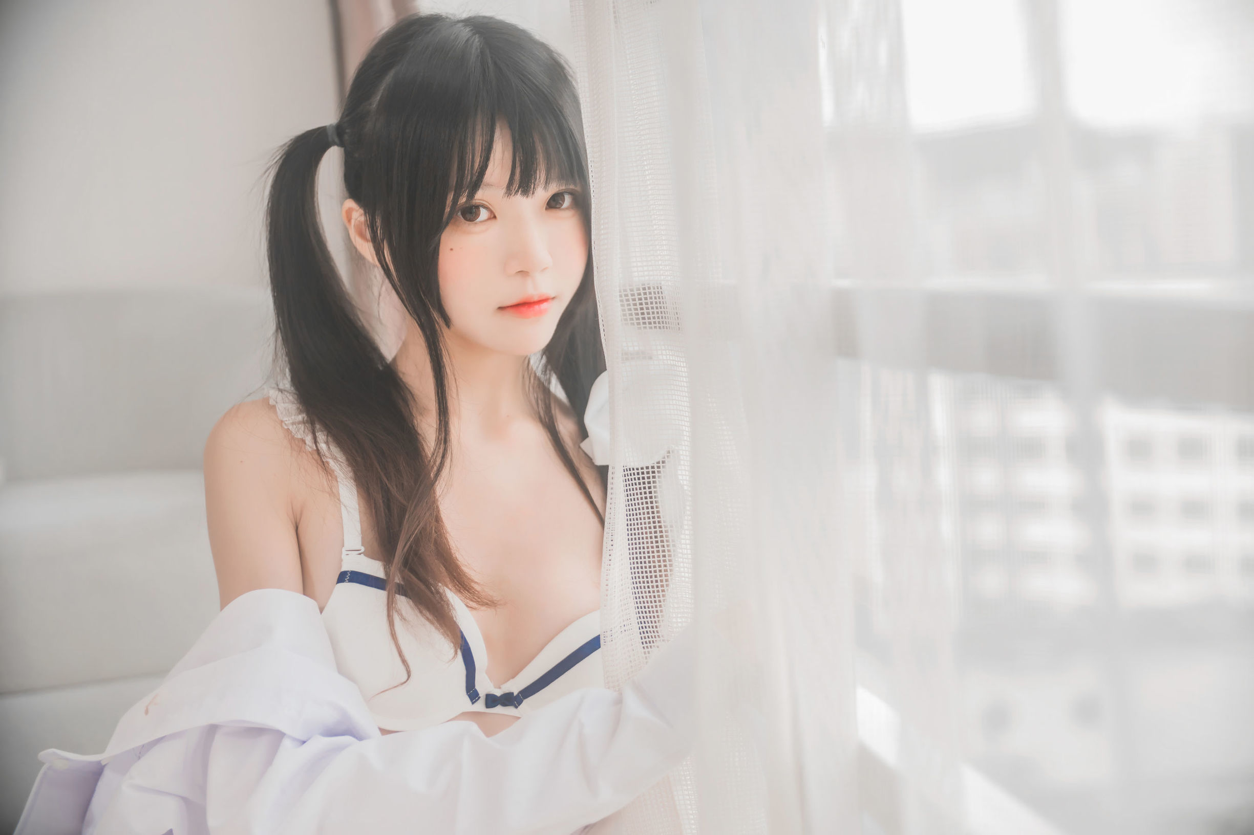 Sakutao Meo 《Áo sơ mi trắng đôi mã vĩ》