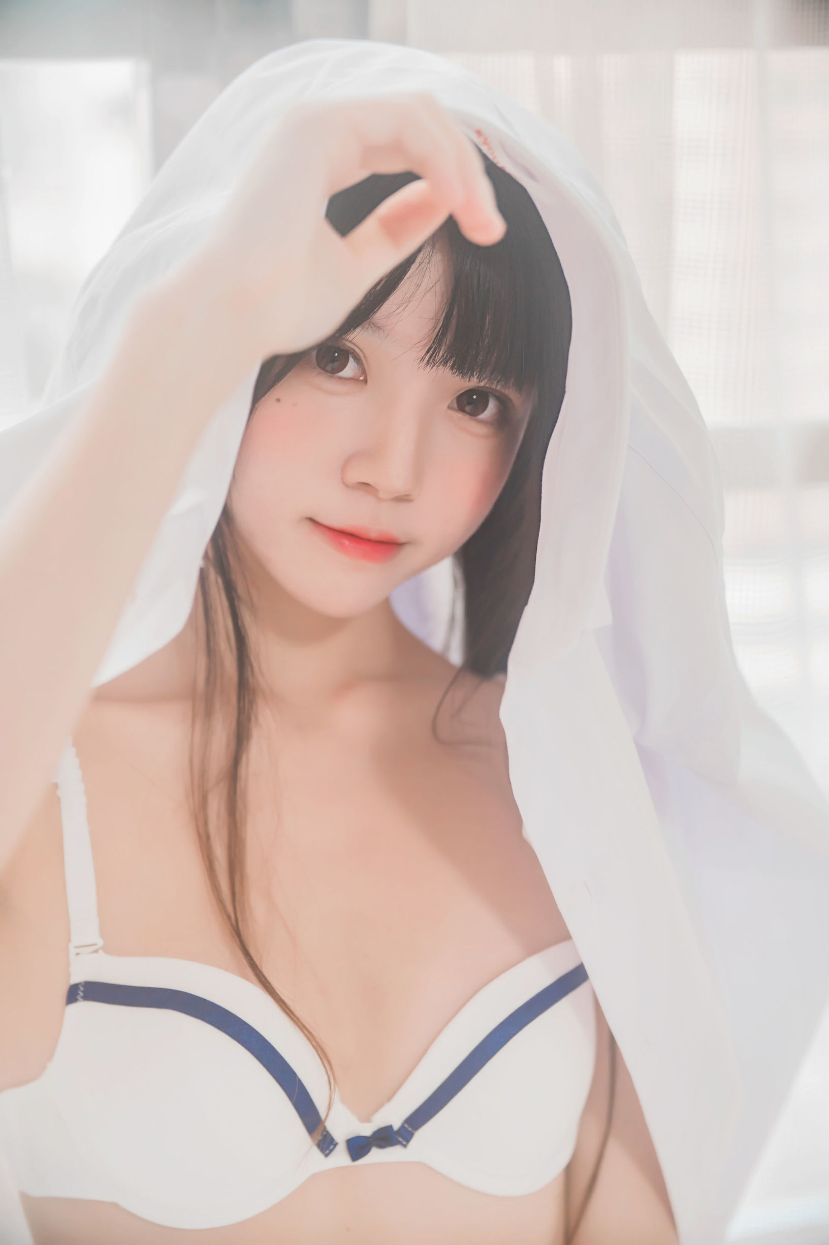 桜桃喵 《白いシャツのツインテール》
