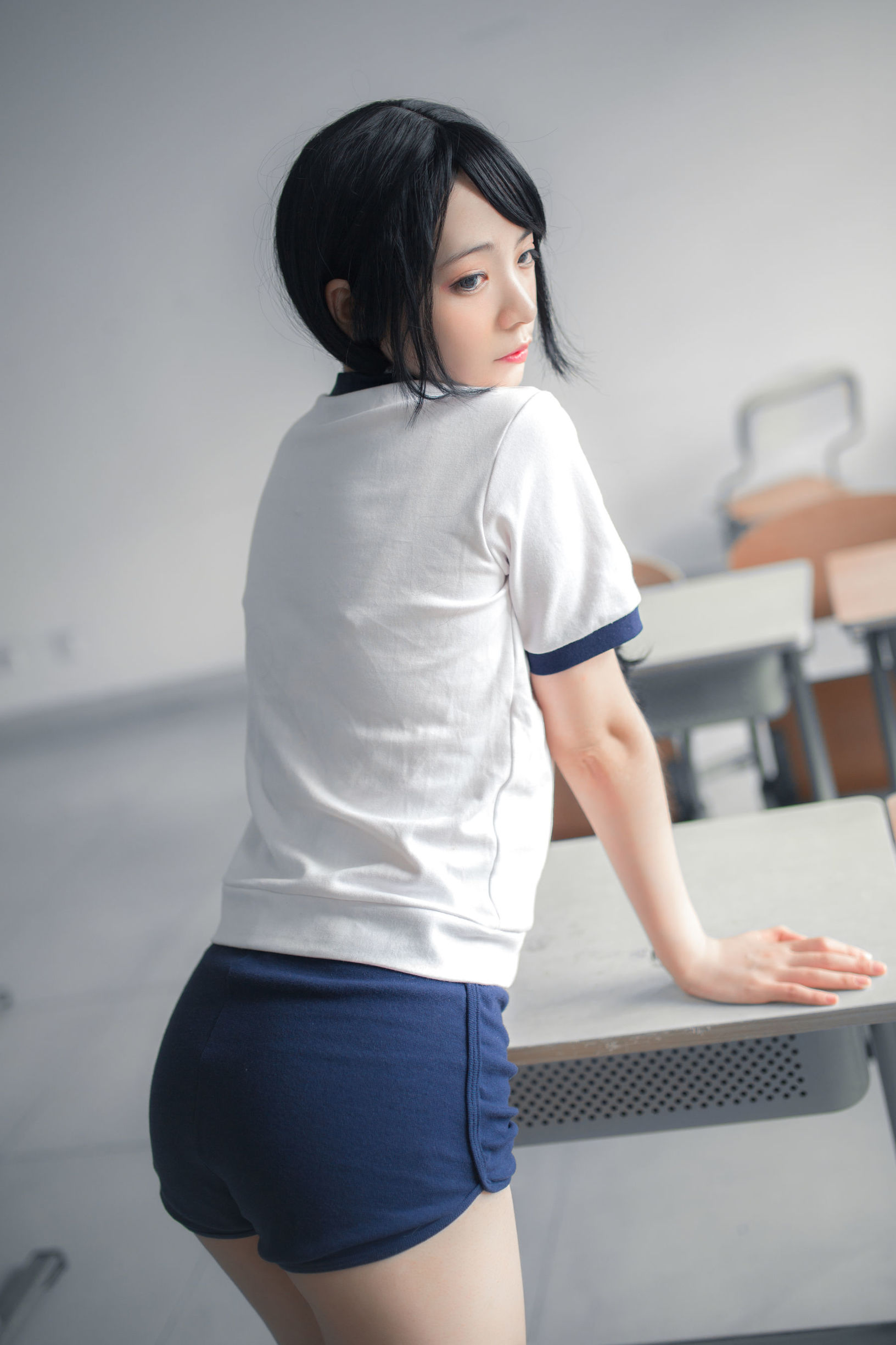Feng Mao ss: Trang phục thể dục trắng tơ