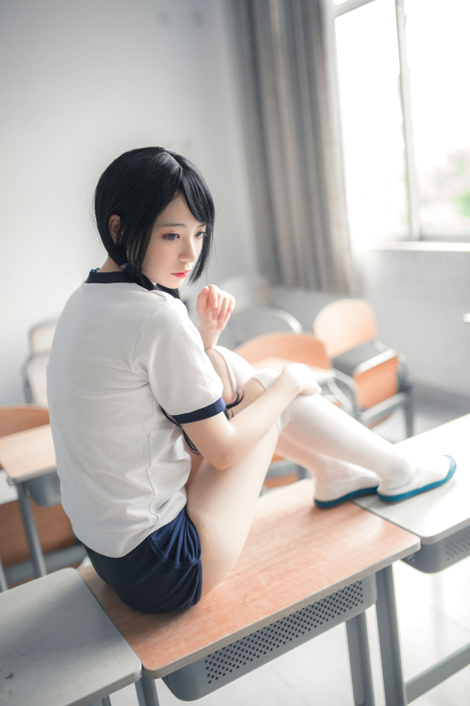 Feng Mao ss: Trang phục thể dục trắng tơ