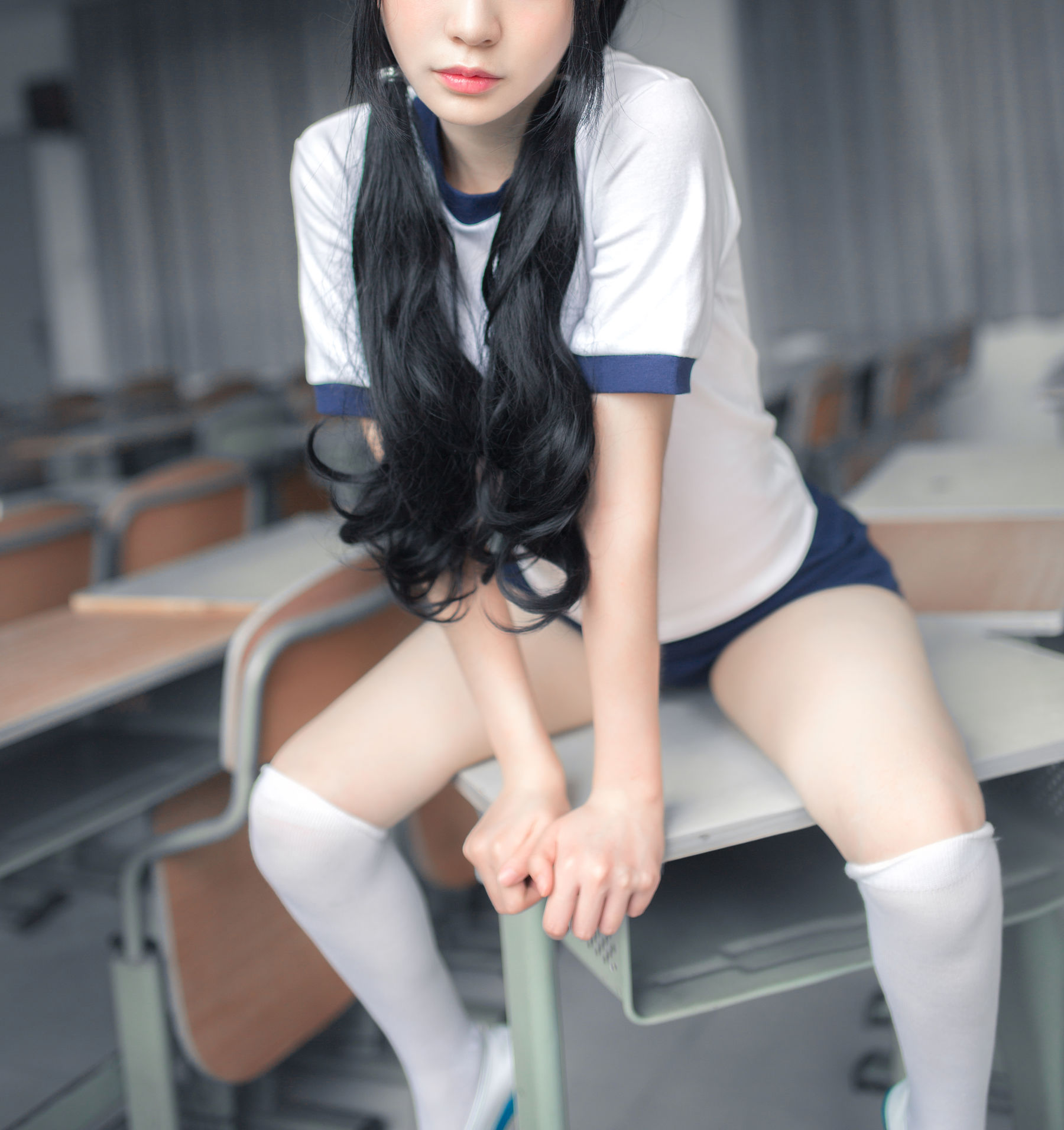 Feng Mao ss: Trang phục thể dục trắng tơ