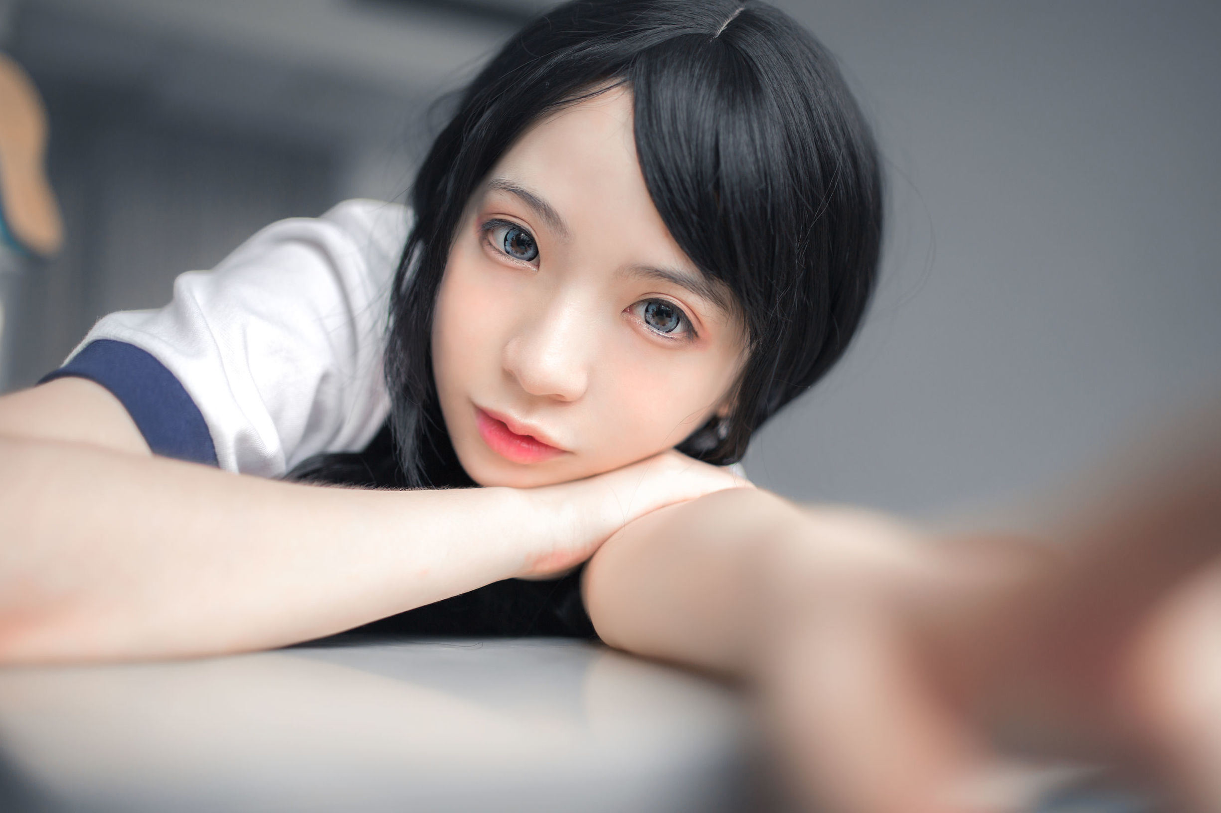 Feng Mao ss: Trang phục thể dục trắng tơ