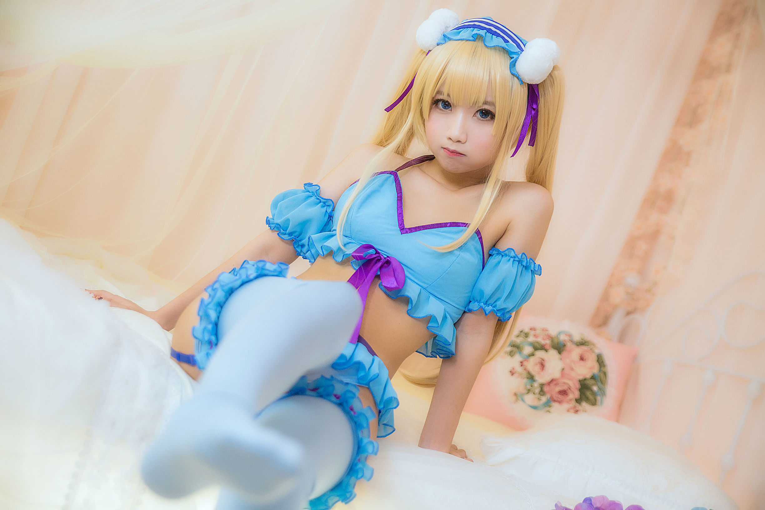 Fair-skinned beautiful young girl Guichu Yao pajamas