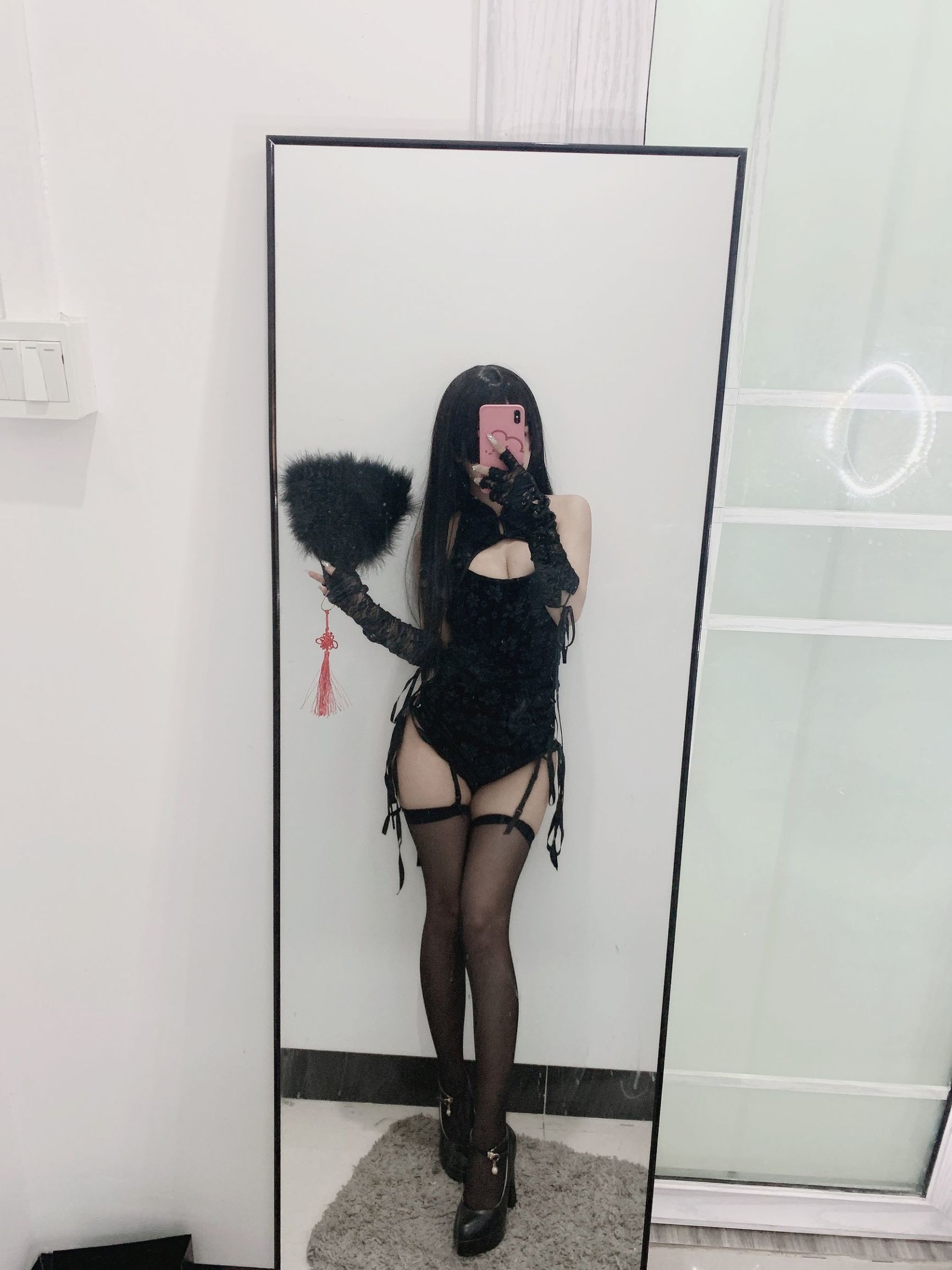 Cô gái da trắng mịn đẹp Quỷ Xú Dao trong áo qipao đen