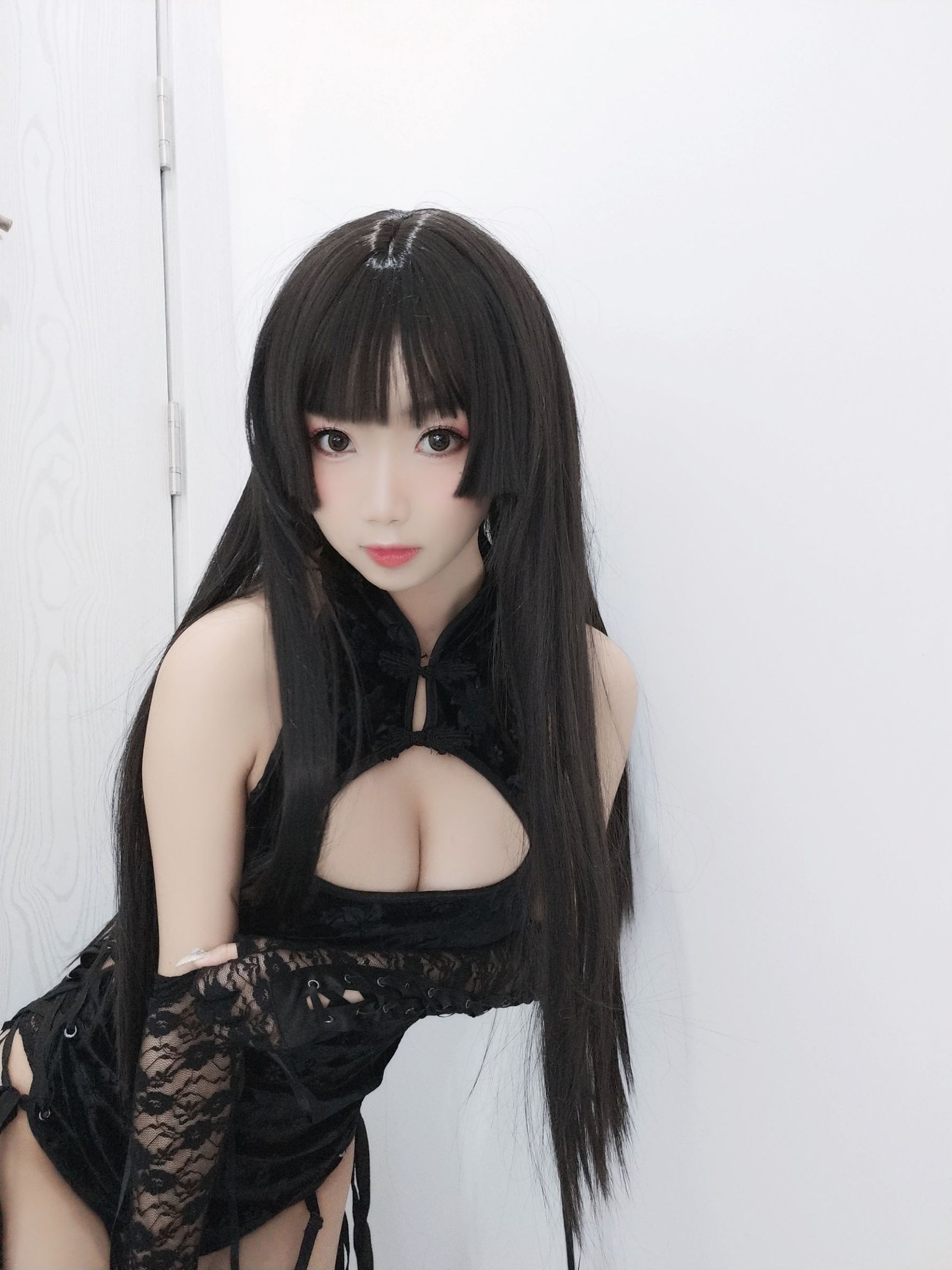 Cô gái da trắng mịn đẹp Quỷ Xú Dao trong áo qipao đen
