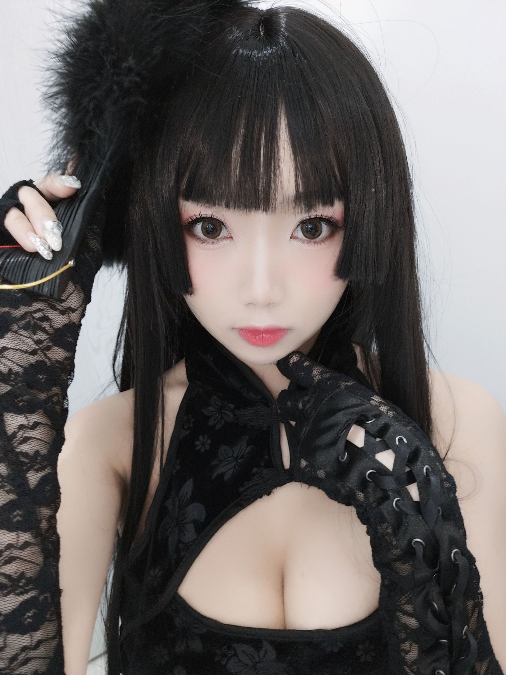 Cô gái da trắng mịn đẹp Quỷ Xú Dao trong áo qipao đen