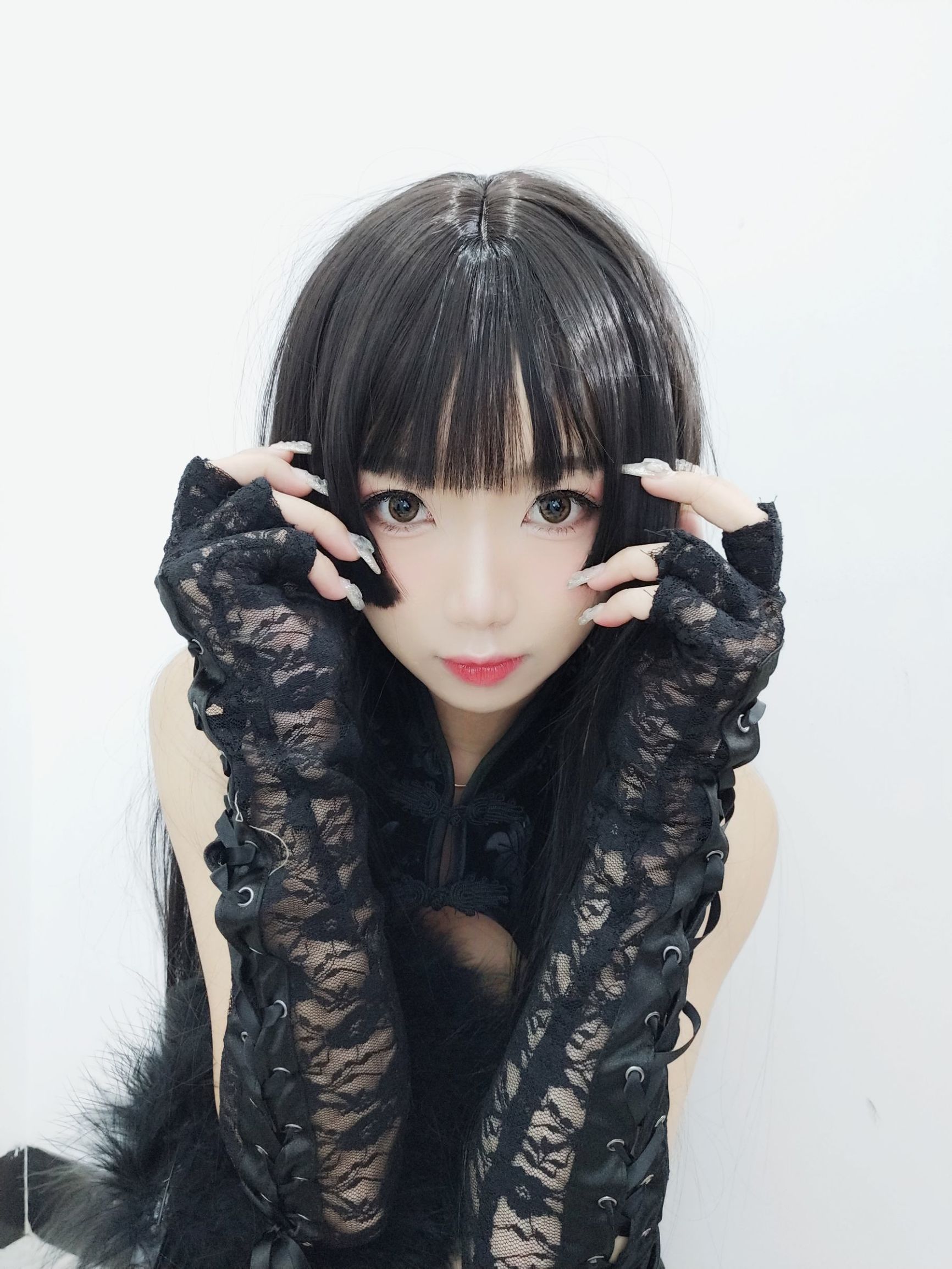 Cô gái da trắng mịn đẹp Quỷ Xú Dao trong áo qipao đen