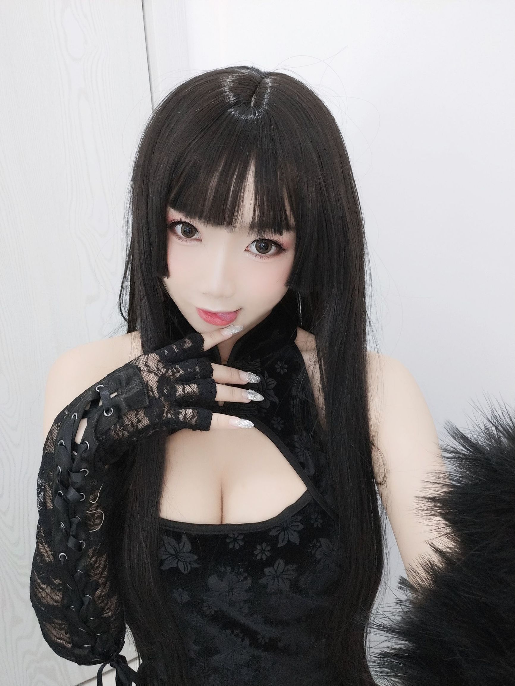 Cô gái da trắng mịn đẹp Quỷ Xú Dao trong áo qipao đen