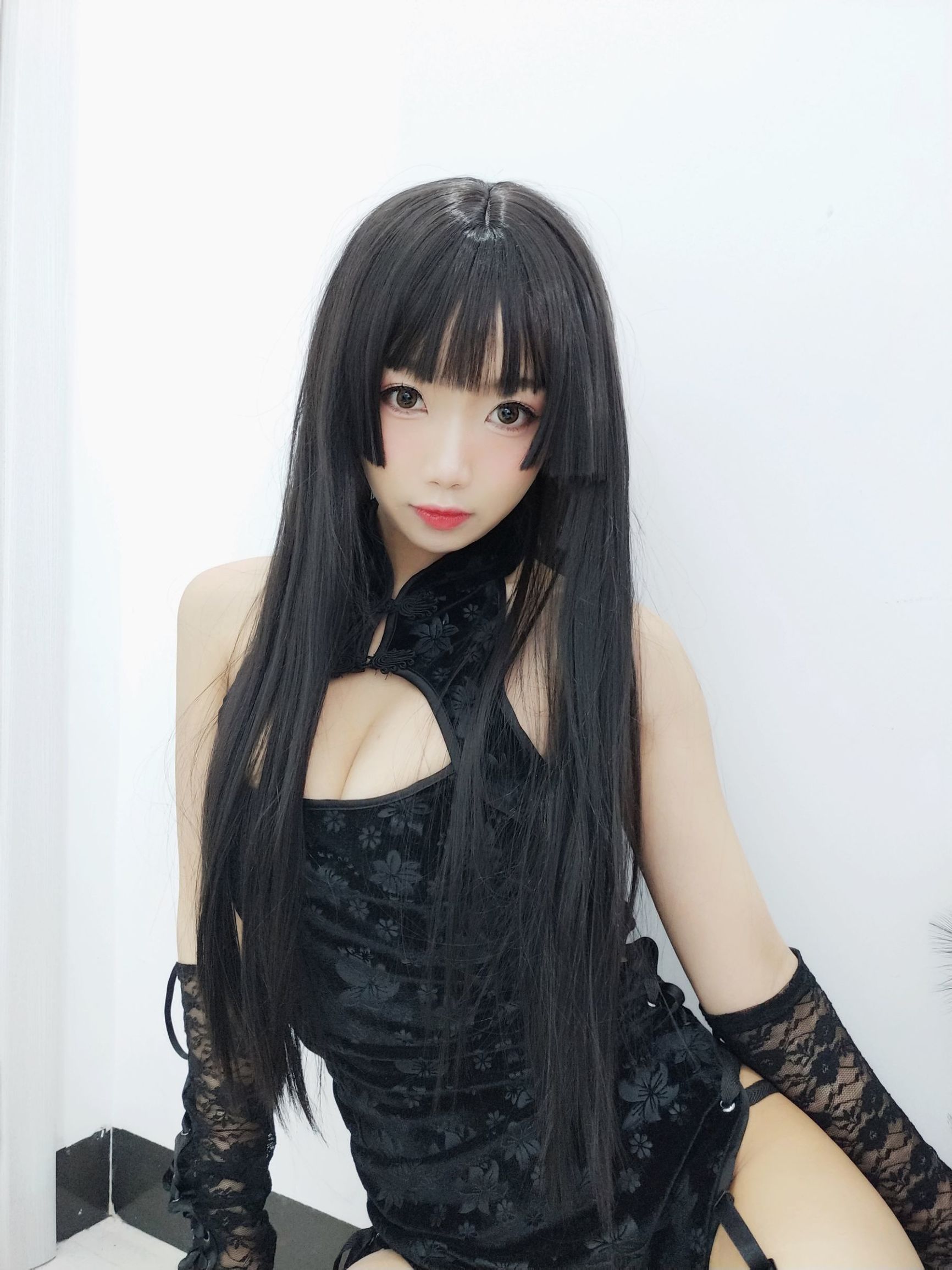 Cô gái da trắng mịn đẹp Quỷ Xú Dao trong áo qipao đen
