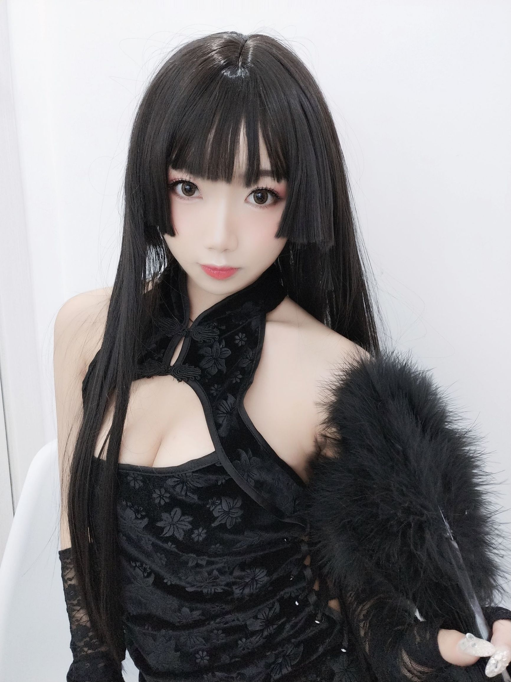 Cô gái da trắng mịn đẹp Quỷ Xú Dao trong áo qipao đen