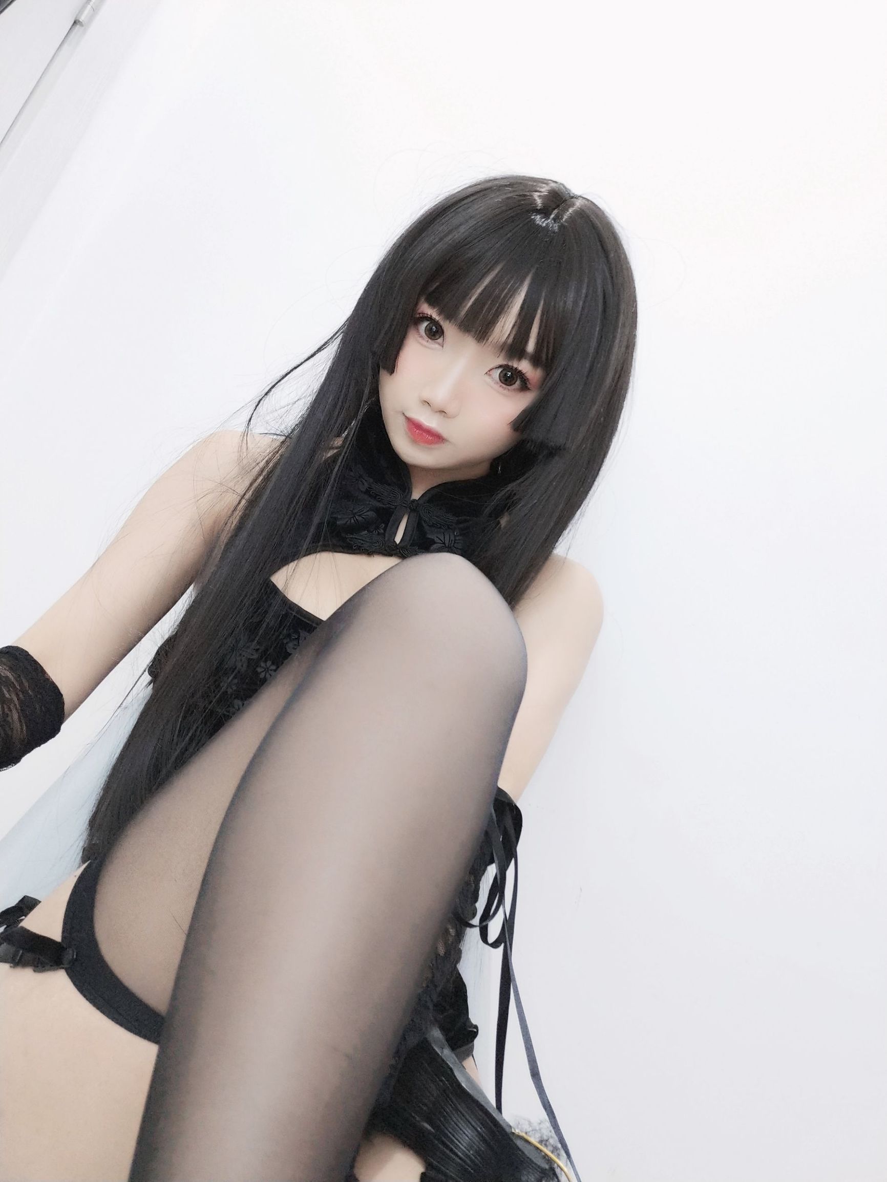 Cô gái da trắng mịn đẹp Quỷ Xú Dao trong áo qipao đen