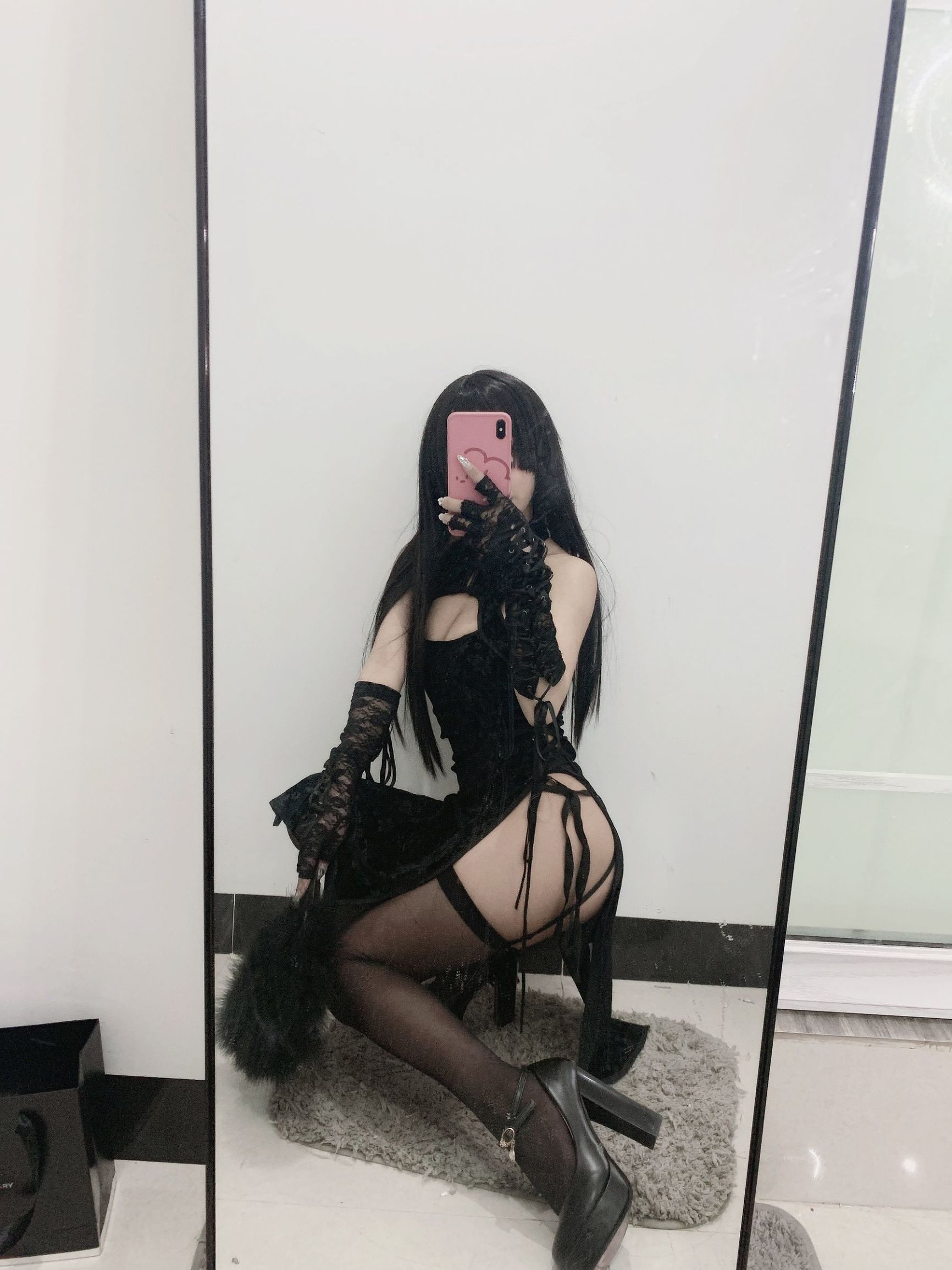 Cô gái da trắng mịn đẹp Quỷ Xú Dao trong áo qipao đen