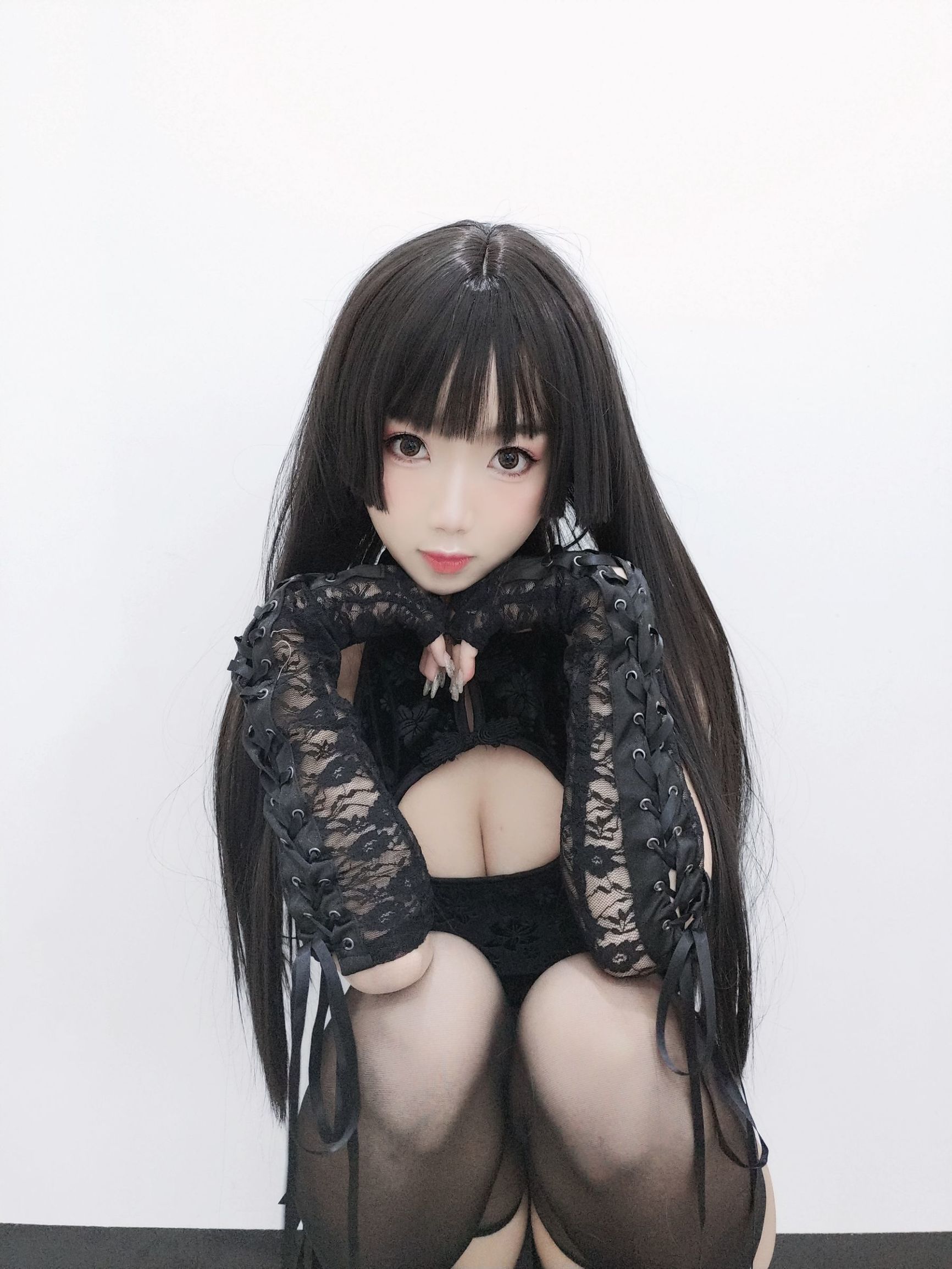 Cô gái da trắng mịn đẹp Quỷ Xú Dao trong áo qipao đen