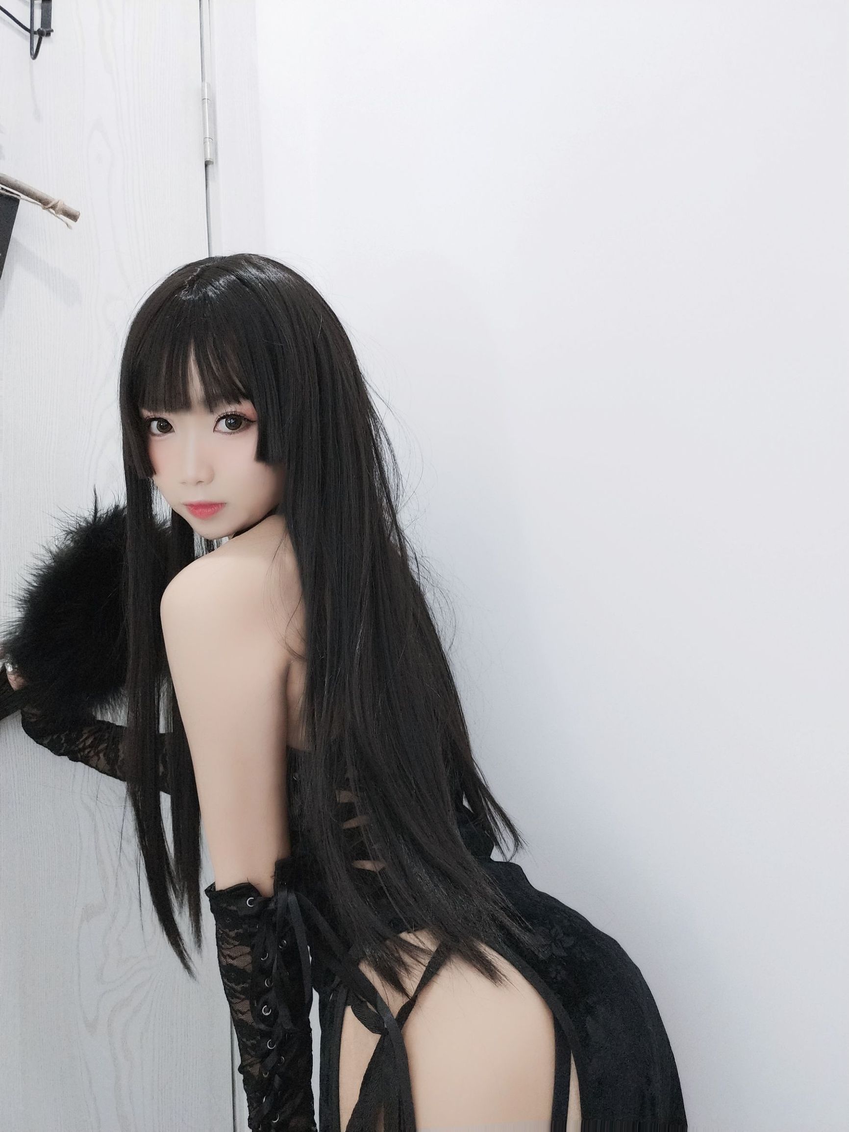 Cô gái da trắng mịn đẹp Quỷ Xú Dao trong áo qipao đen