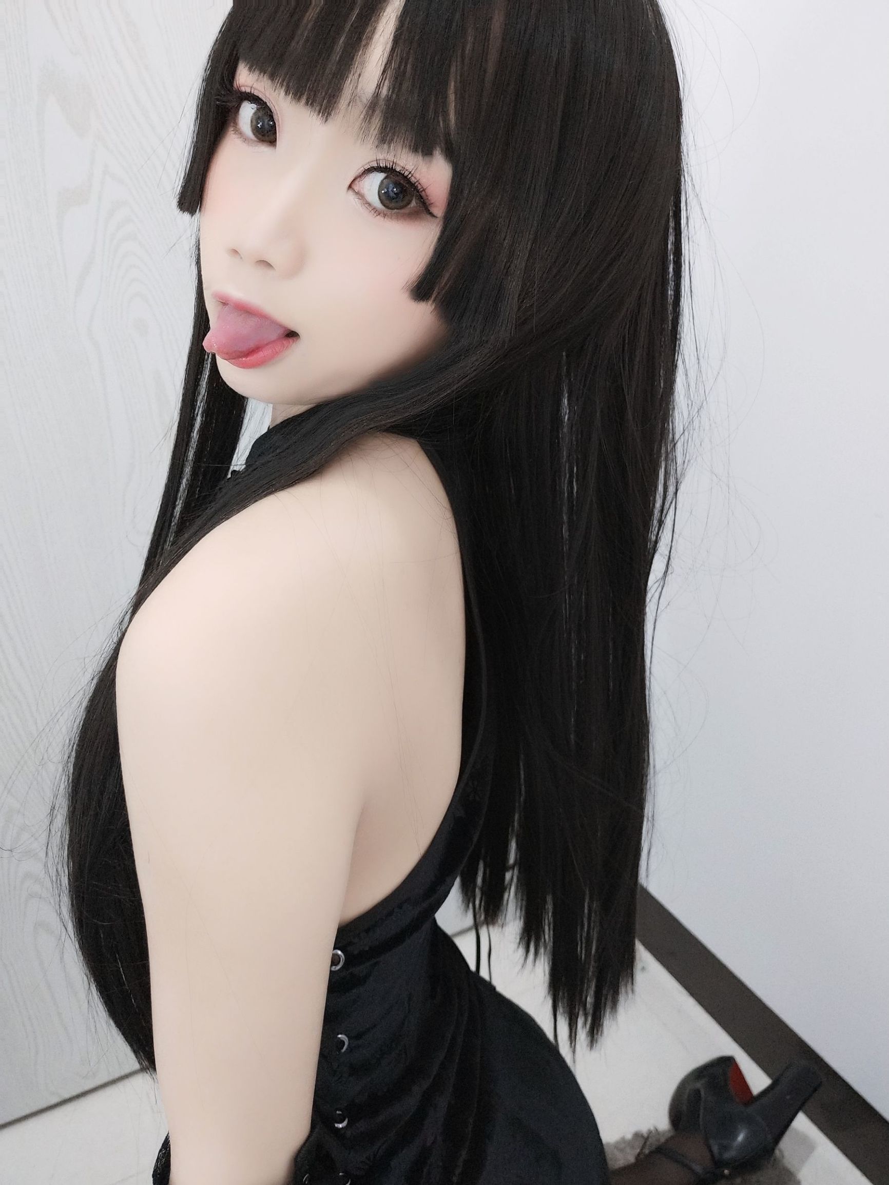 Cô gái da trắng mịn đẹp Quỷ Xú Dao trong áo qipao đen